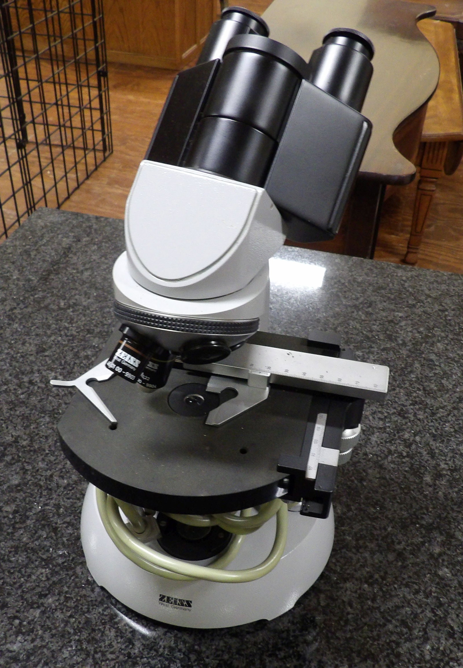 Zeiss Binocular Microscope with Hard Case: Zeiss Binocular Microscope with Multiple Objectives and Hard Case. Looks New. All measurements approximate. Please see photos for condition and details. Selling as is from 04281.
