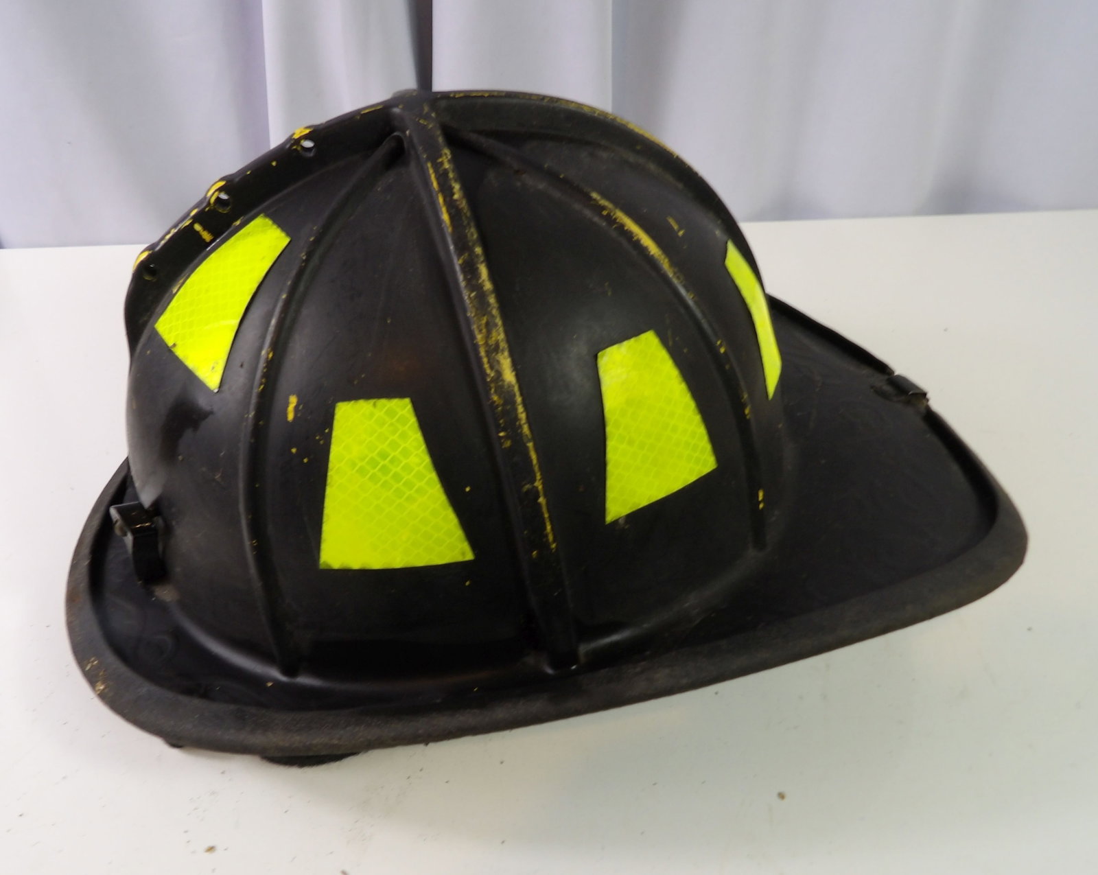 Cairns Fire Helmet (1 of 4)
