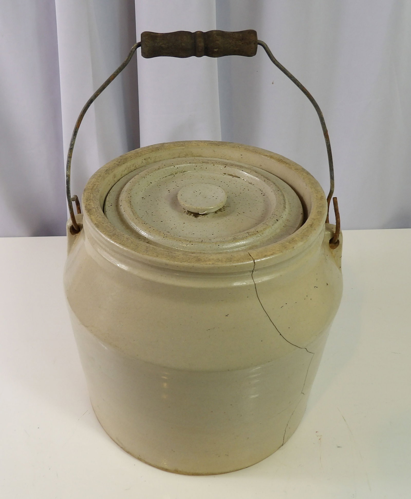 Vintage Stoneware Crock with Bail Handle, Crack (1 of 4)