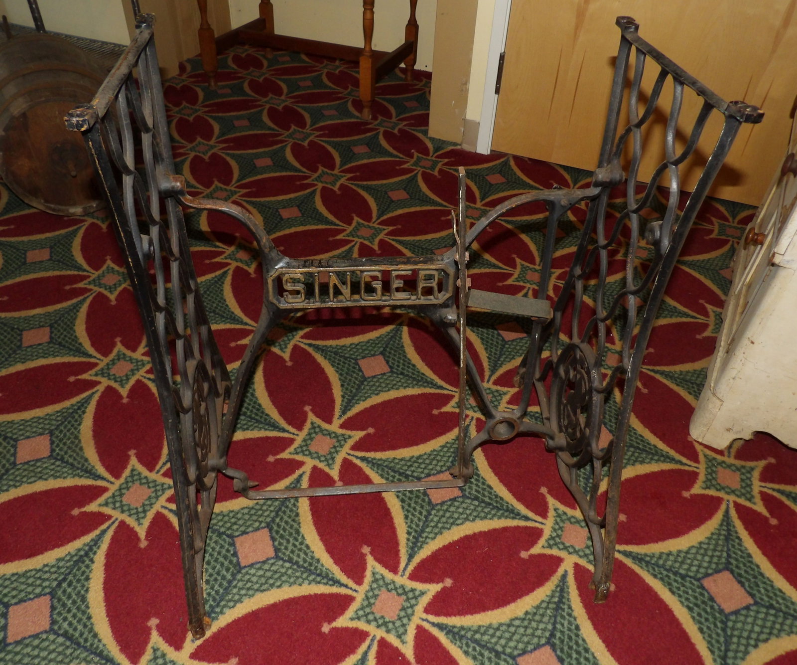 Vintage Singer Cast Iron Sewing Machinge Base (1 of 4)