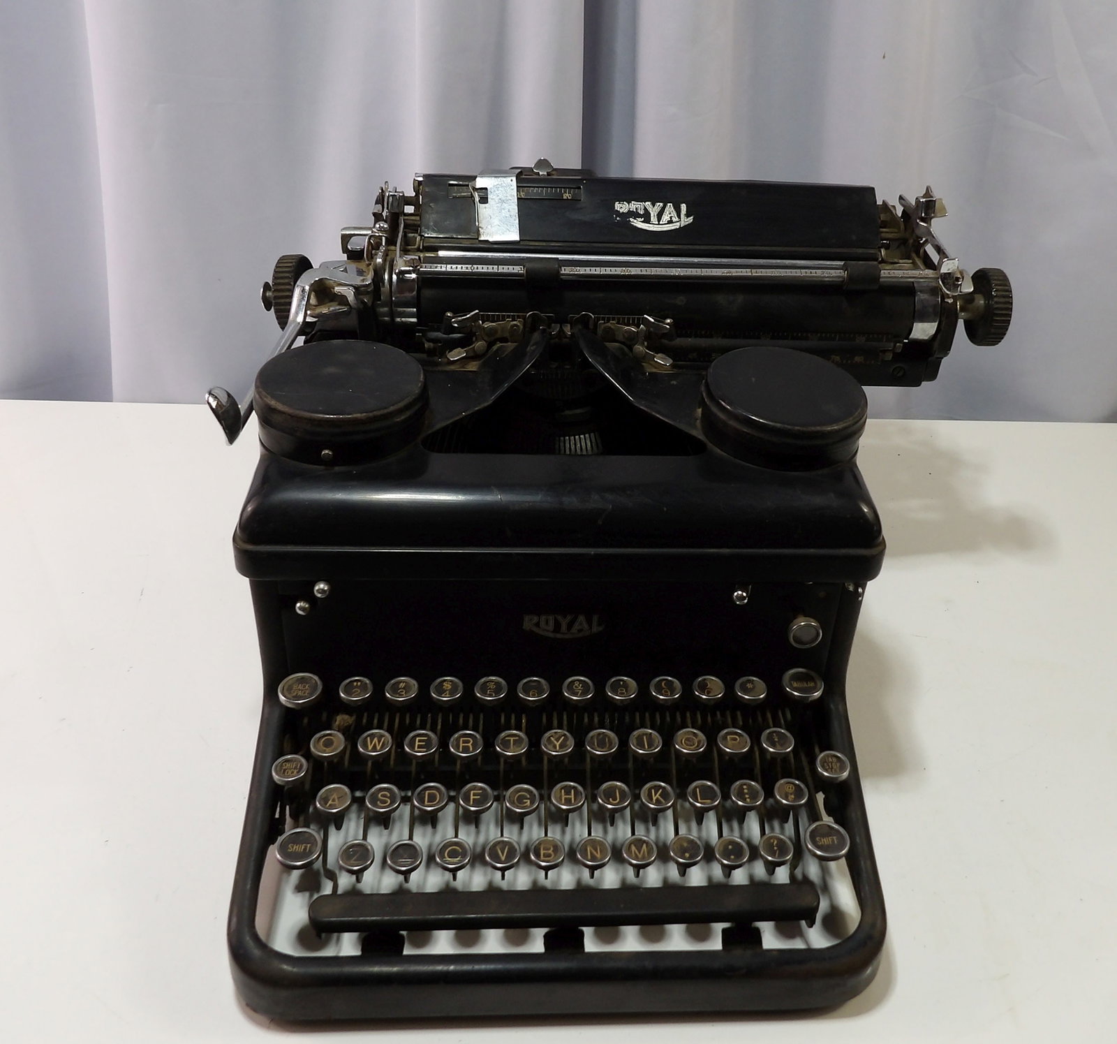 Vintage Royal KHM Standard Typewriter: Vintage Royal KHM Standard Typewriter from the 1930's. All measurements approximate. Please see photos for condition and details. Selling as is from 04281.