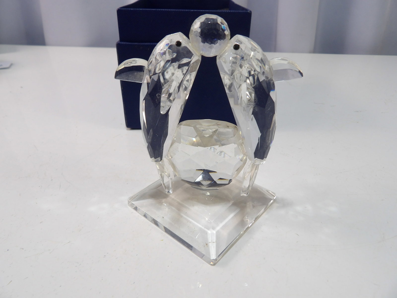 Crystal Soulmate Dolphin Figurine: Crystal Soulmate Dolphins Figurine, Likely Swarovski. All measurements approximate. Please see photos for condition and details. Selling as is from 04281.
