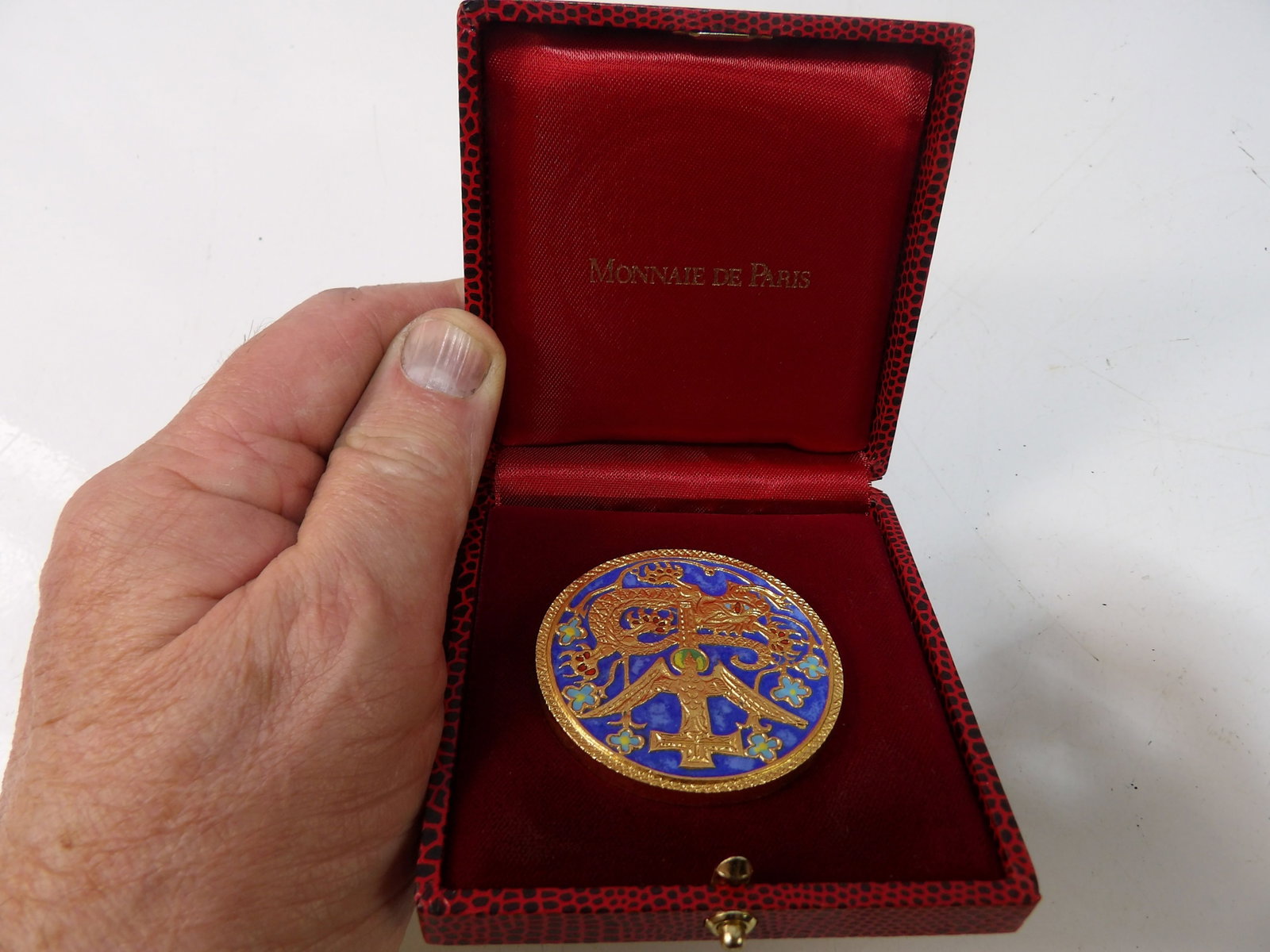 Vintage Monnaie de Paris Champleve Enameled Medallion: Vintage Monnaie de Paris Champleve Enameled Medallion in Original Box, 1979. All measurements approximate. Please see photos for condition and details. Selling as is from 04281.