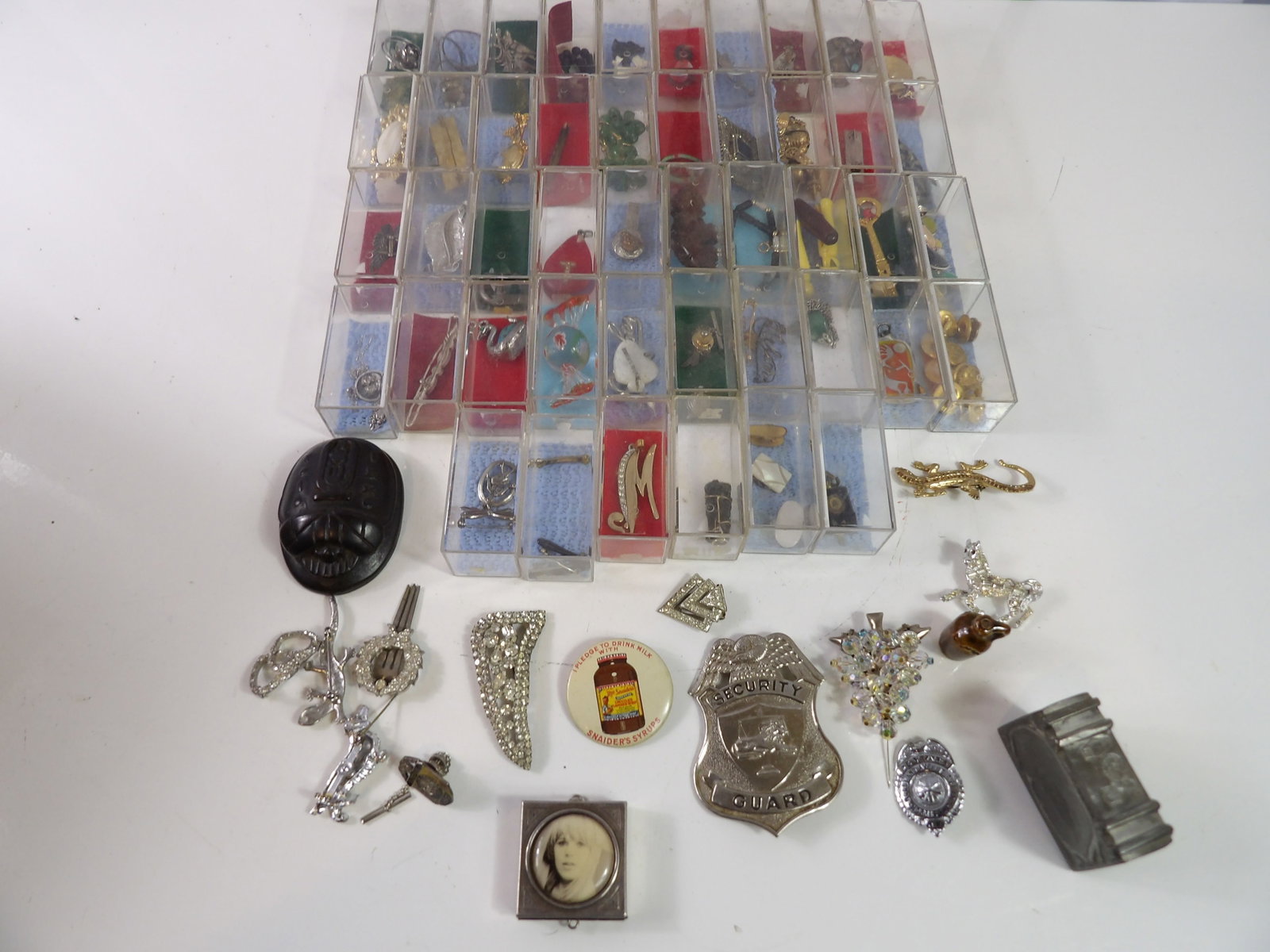 Large Lot of Vintage jewelry (1 of 4)