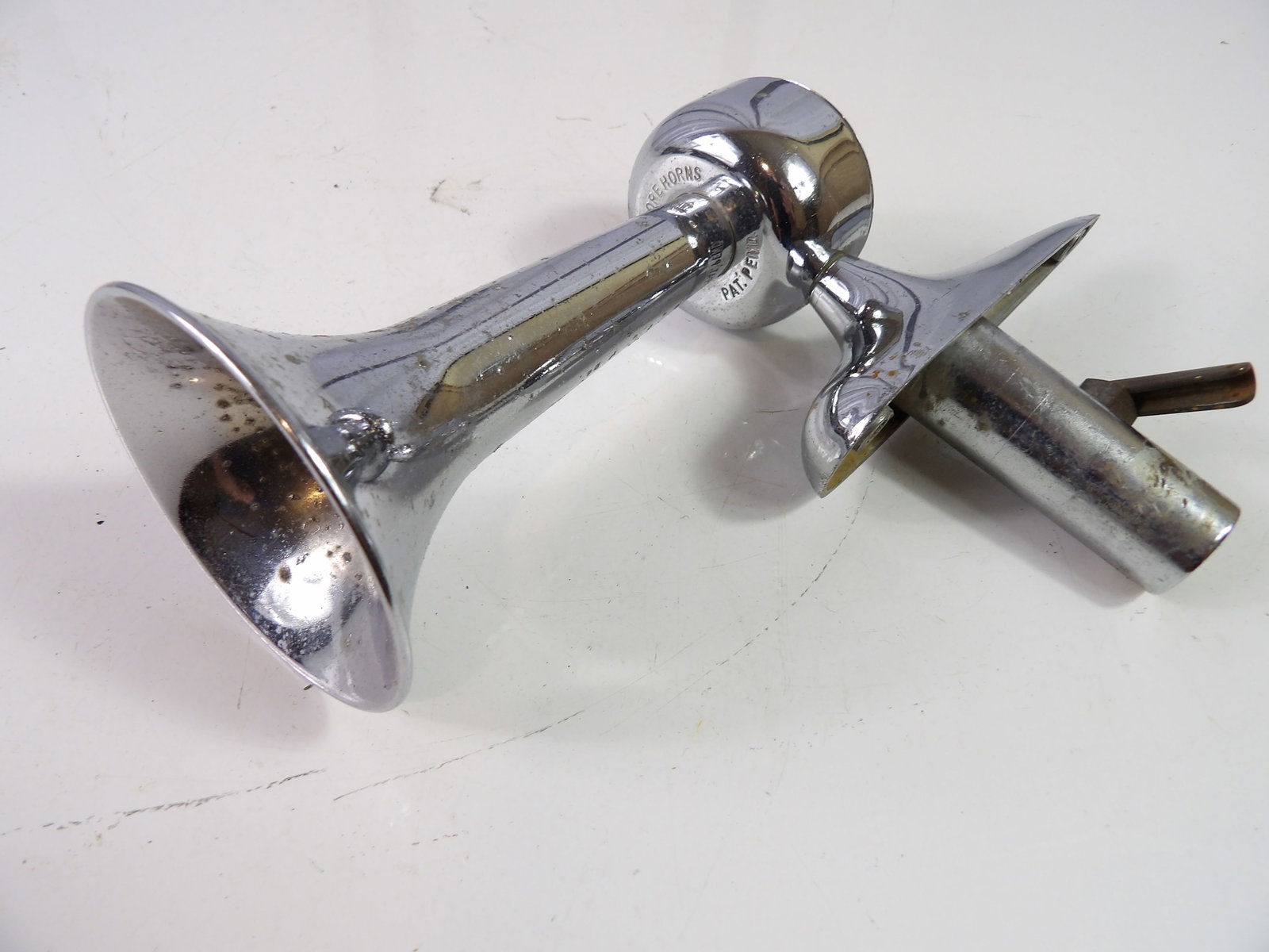 Vintage Single Air Horn: Vintage single air horn by ShipNShore horns, 8 1/2" diam. All measurements approximate. Please see photos for condition and details. Selling as is from 04281.