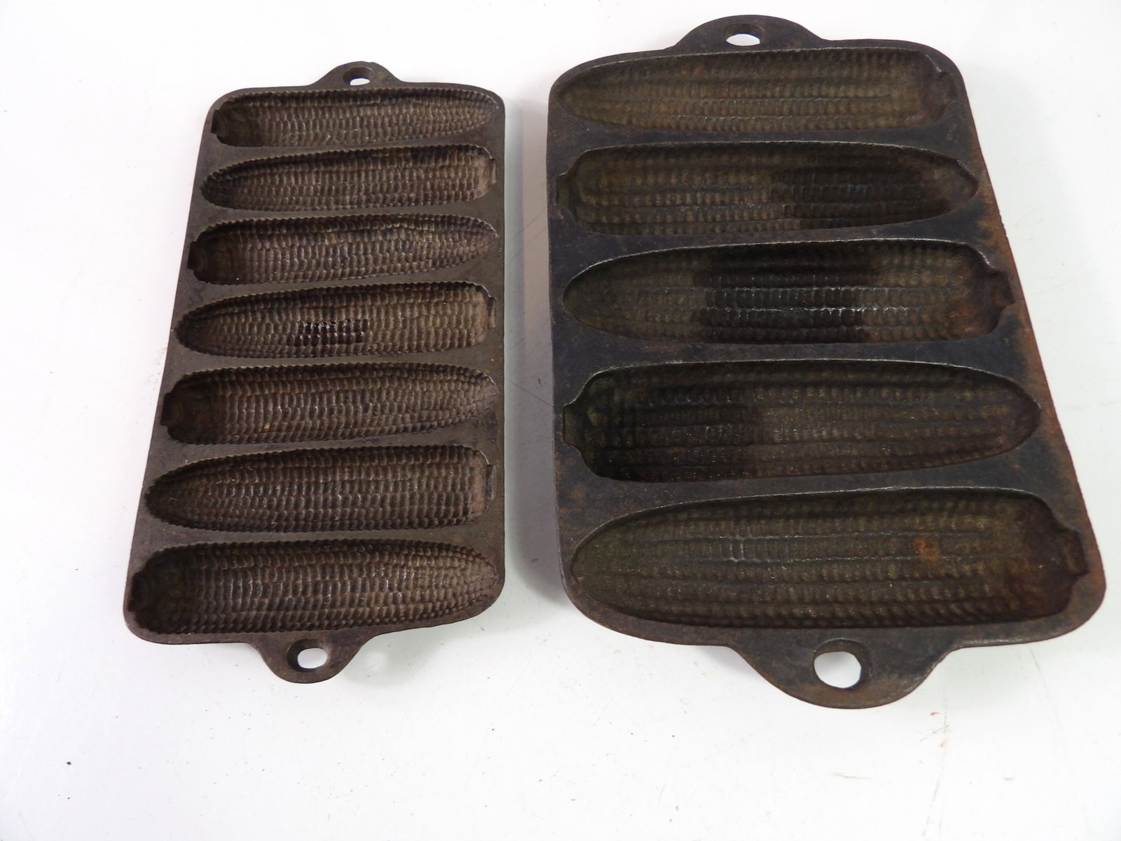 Pair of Cast Iron Cornbread Cornstick pans (1 of 4)