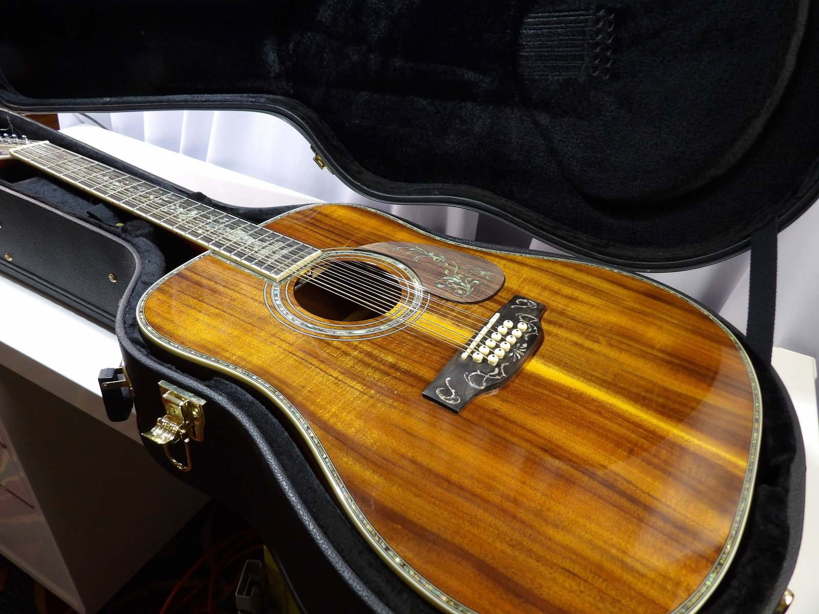 Martin Custom 12 String Acoustic Guitar with Ornate Inlays: Martin Custom 12 String Acoustic Guitar with Ornate Inlays. Comes with Great Hardshell Case. We are not guitar experts or musicians. This guitar is in like new condition with no visible damage. It has