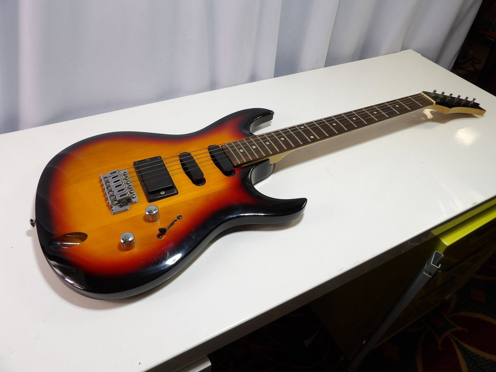 Vinci Signature Series Sunburst Design Electric Guitar: Vinci Signature Series Sunburst Design Electric Guitar in Soft Padded Case. Great Condition. We are not guitar experts or musicians. This guitar is in like new condition with no visible damage. It has