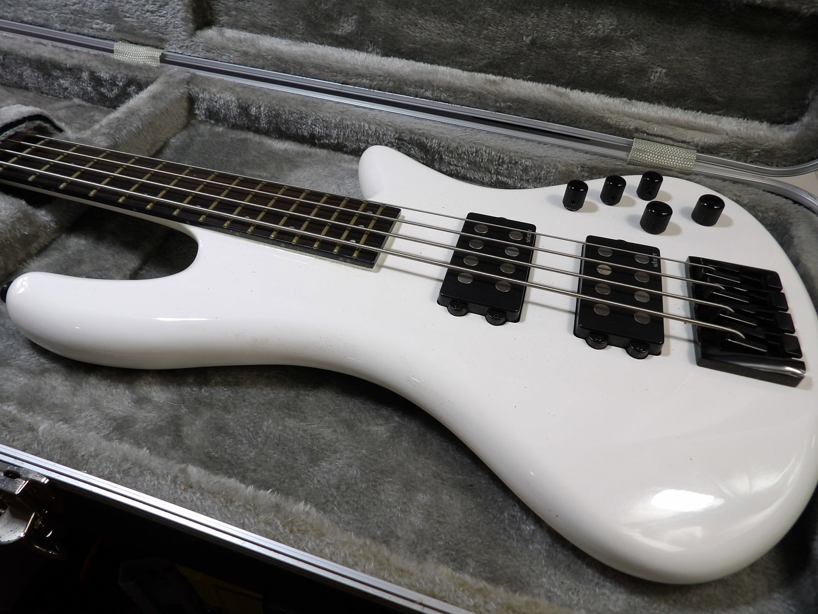 Schecter Stilletto Stage Diamond Series Bass Guitar: Schecter Stiletto Stage Diamond Series, 4 String Bass Guitar in Gloss White with Roadrunner Hardshell Case. We are not guitar experts or musicians. This guitar is in like new condition with no visible