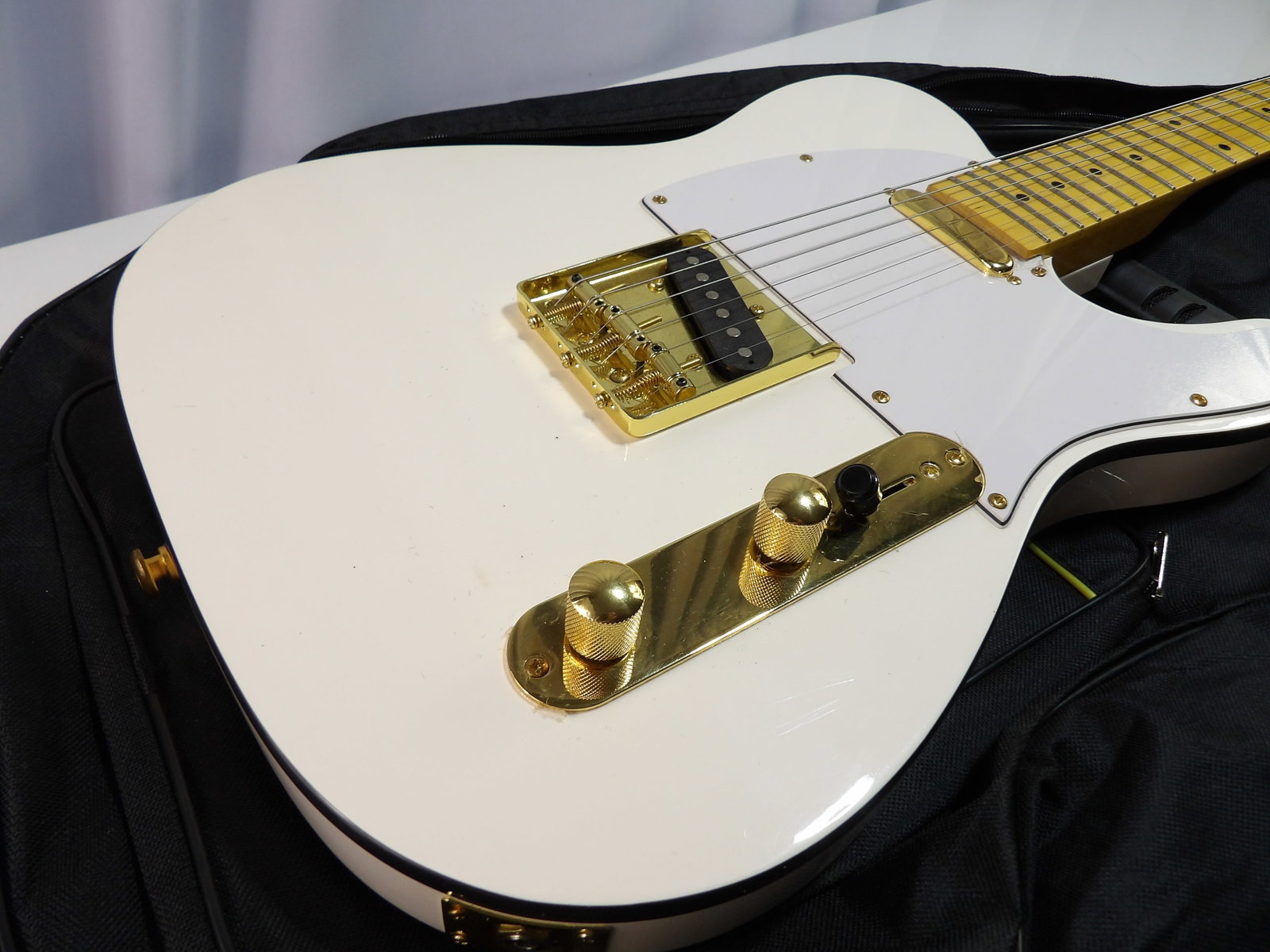Fender Telecaster Guitar in White and Gold: Fender Telecaster Guitar in White and Gold. Excellent Condition with Soft Padded Case. We are not guitar experts or musicians. This guitar is in like new condition with no visible damage. It has not