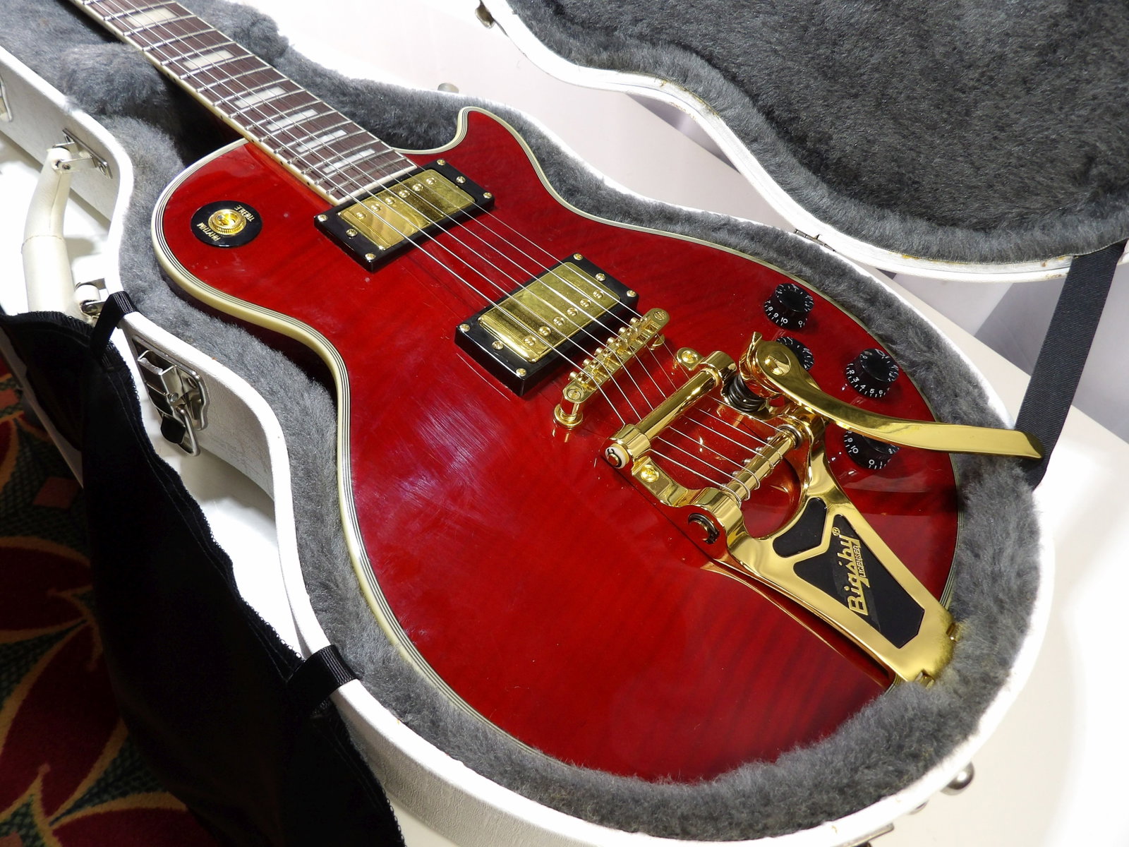 Gibson Les Paul Custom Guitar with Bigsby: Gibson Les Paul Custom with Bigsby, in Transparent Red. In Excellent Condition, with Gibson Hard Case. We are not guitar experts or musicians. This guitar is in like new condition with no visible dama