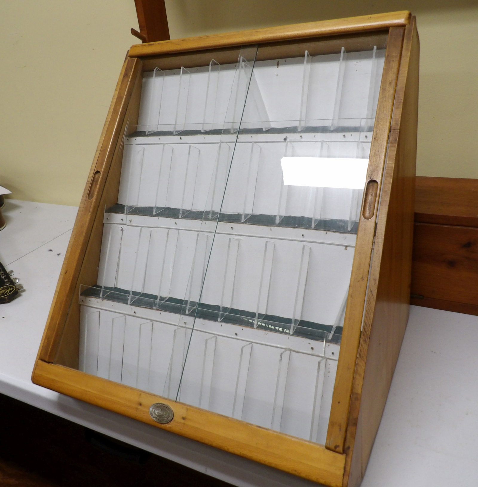Vintage Wooden Case Collectable Knife Display: Vintage Wooden Case Collectable Knife Display, 20" Wide X 21" Tall X 17" Deep. All measurements approximate. Please see photos for condition and details. Selling as is from 04281.