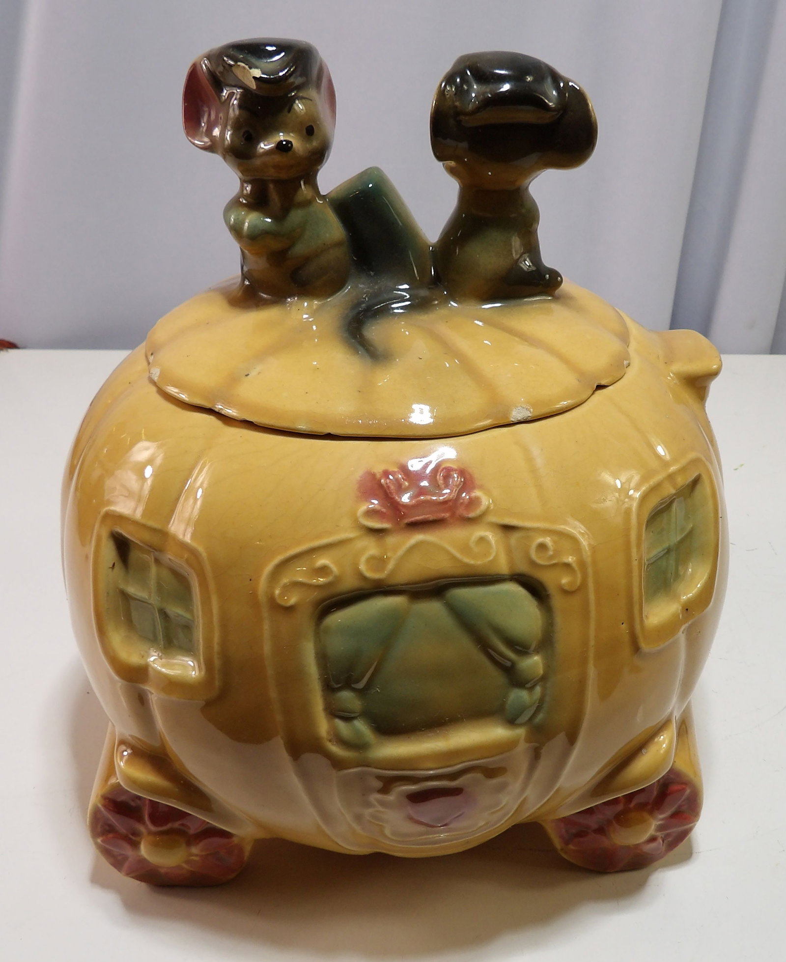 1960's Brush Cinderella Pumpkin Coach Cookie Jar: Vintage 1960's Brush W32 Cinderella's Pumpkin Coach Cookie Jar. Very Good Condition. All measurements approximate. Please see photos for condition and details. Selling as is from 04281.