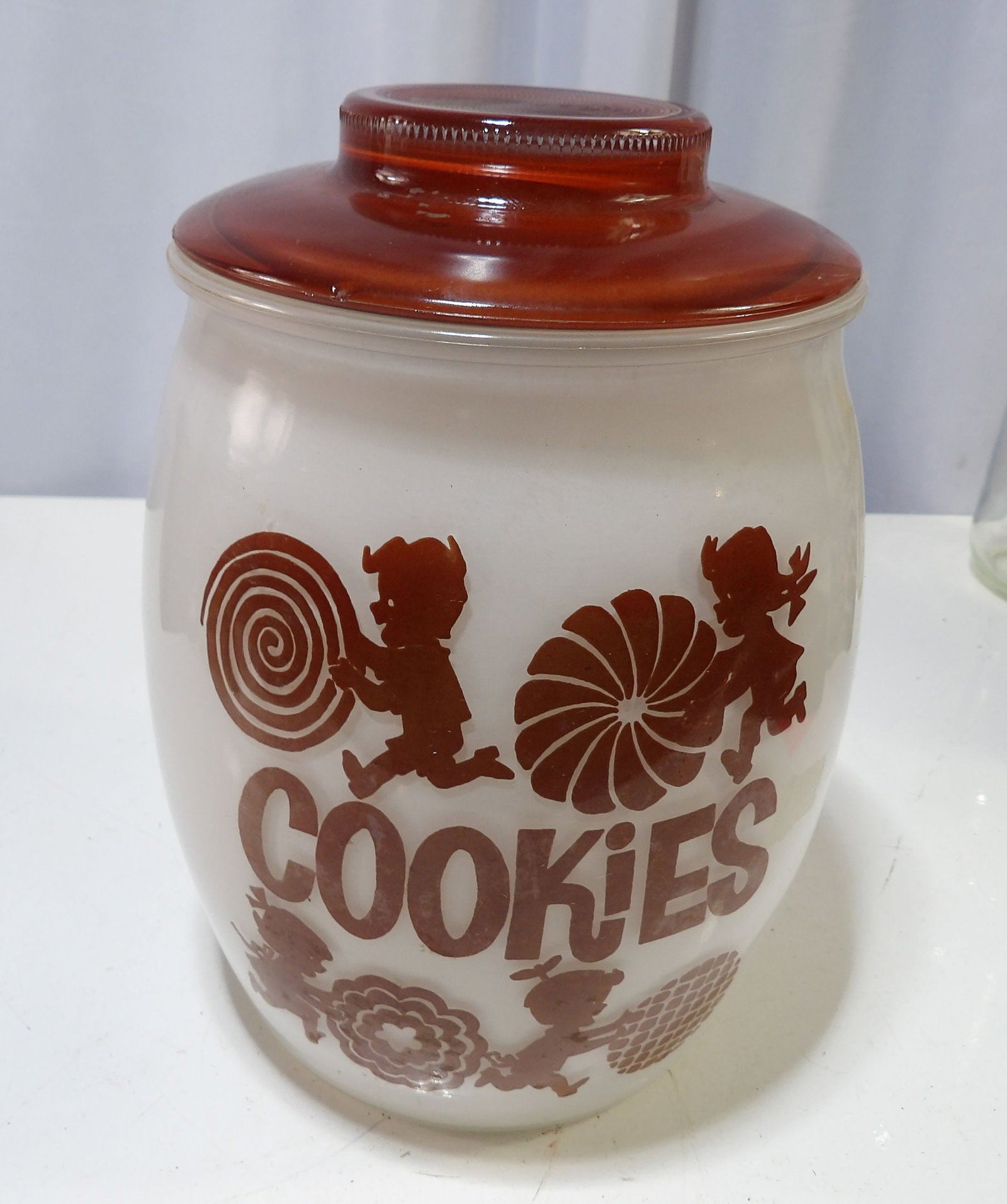 Bartlett Collins 3 Qt. Cookie Jar: Vintage Bartlett Collins 3 Qt. Cookie Jar with Lid. Excellent Condition. All measurements approximate. Please see photos for condition and details. Selling as is from 04281.