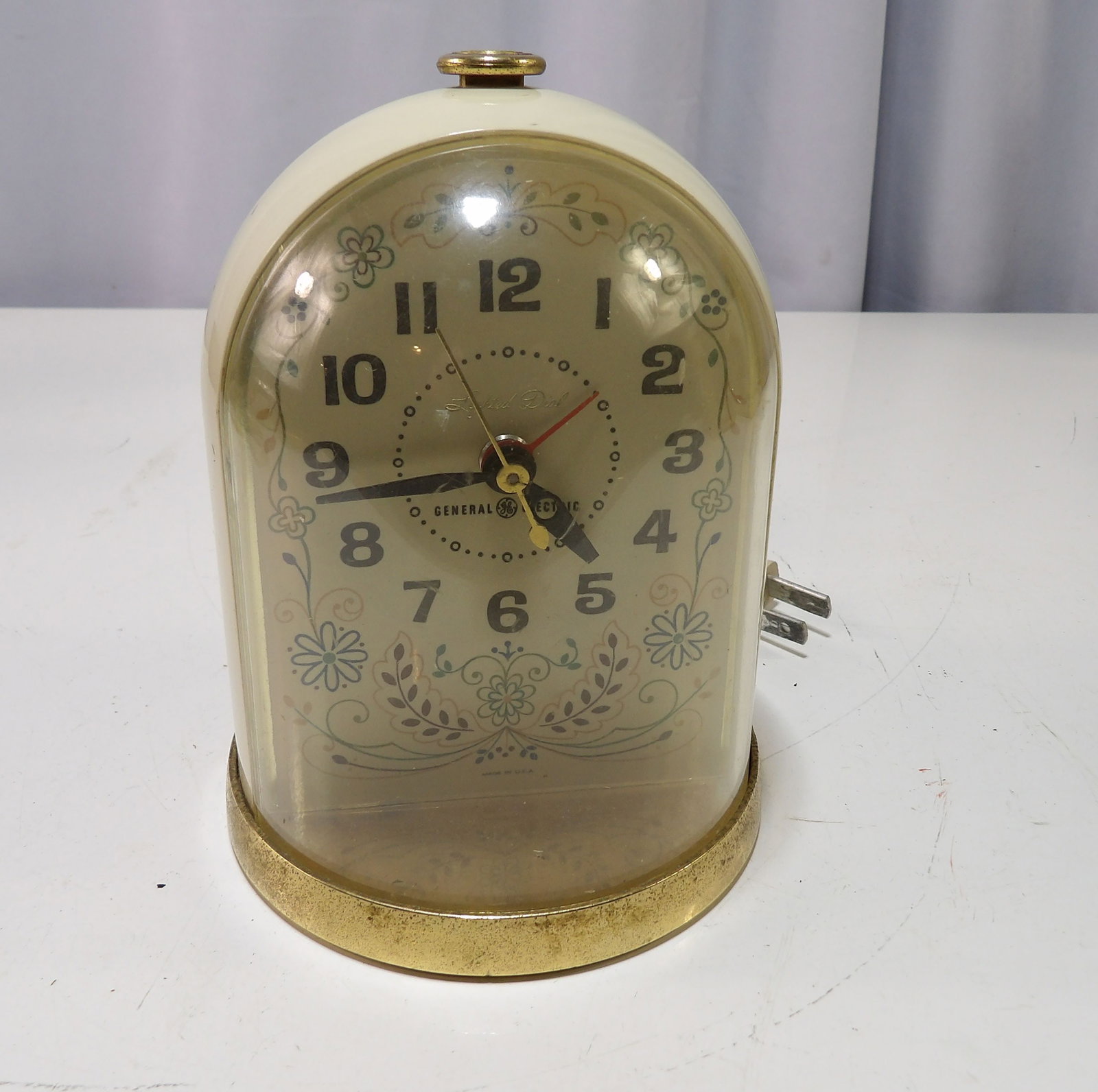 General Electric Lighted Dial Dome Alarm Clock: Vintage General Electric Lighted Dial Dome Alarm Clock with Floral Pattern. All measurements approximate. Please see photos for condition and details. Selling as is from 04281.