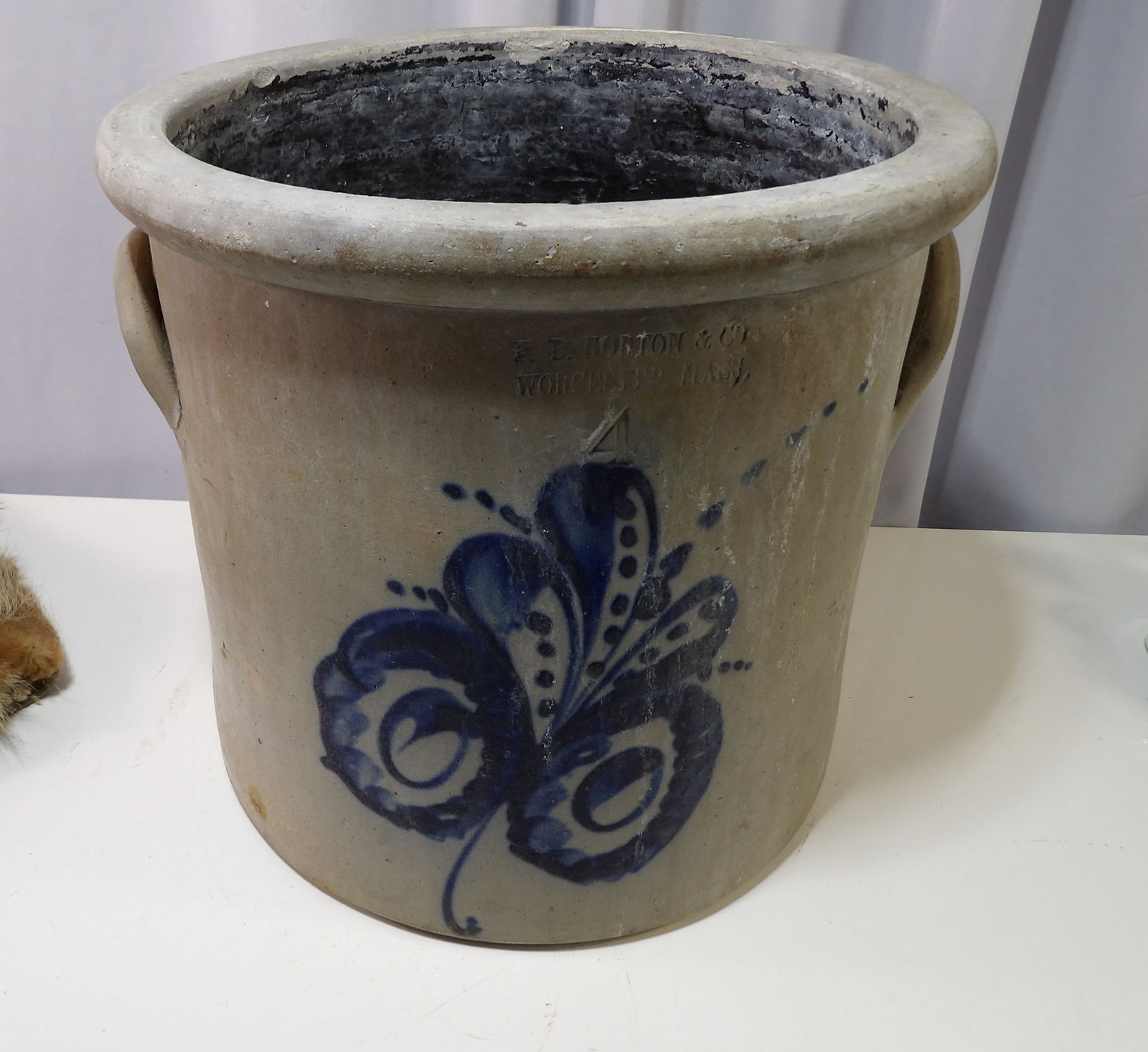 E. B. Norton & Co. 4 Gallon Salt Glazed Stoneware Crock: E.B. Norton & Co. 4 Gallon Salt Glazed Stoneware Crock. All measurements approximate. Please see photos for condition and details. Selling as is from 04281.