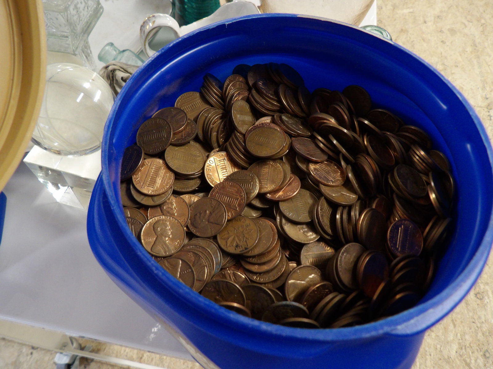 24 Lb. Container of Pennies (Approx $40): 24 Lb. Container of Pennies (Approx $40). All measurements approximate. Please see photos for condition and details. Selling as is from 04281.