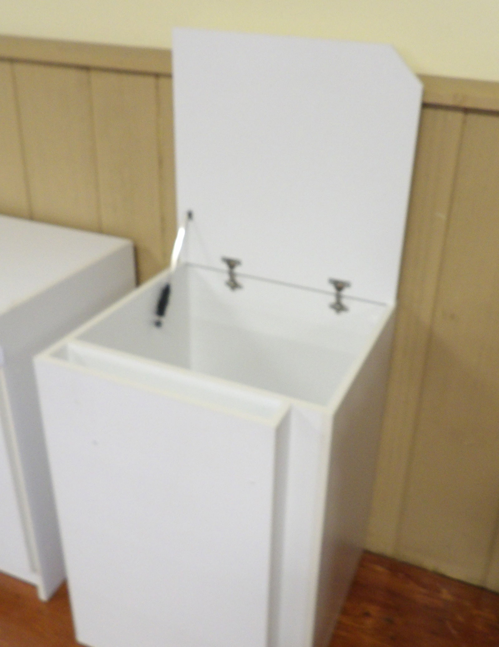 Modern Bathroom Storage Cabinet with Liftable Top: White Modern Bathroom Storage Cabinet with Liftable Top. 20" Wide X 30" Tall. All measurements approximate. Please see photos for condition and details. Selling as is from 04281.