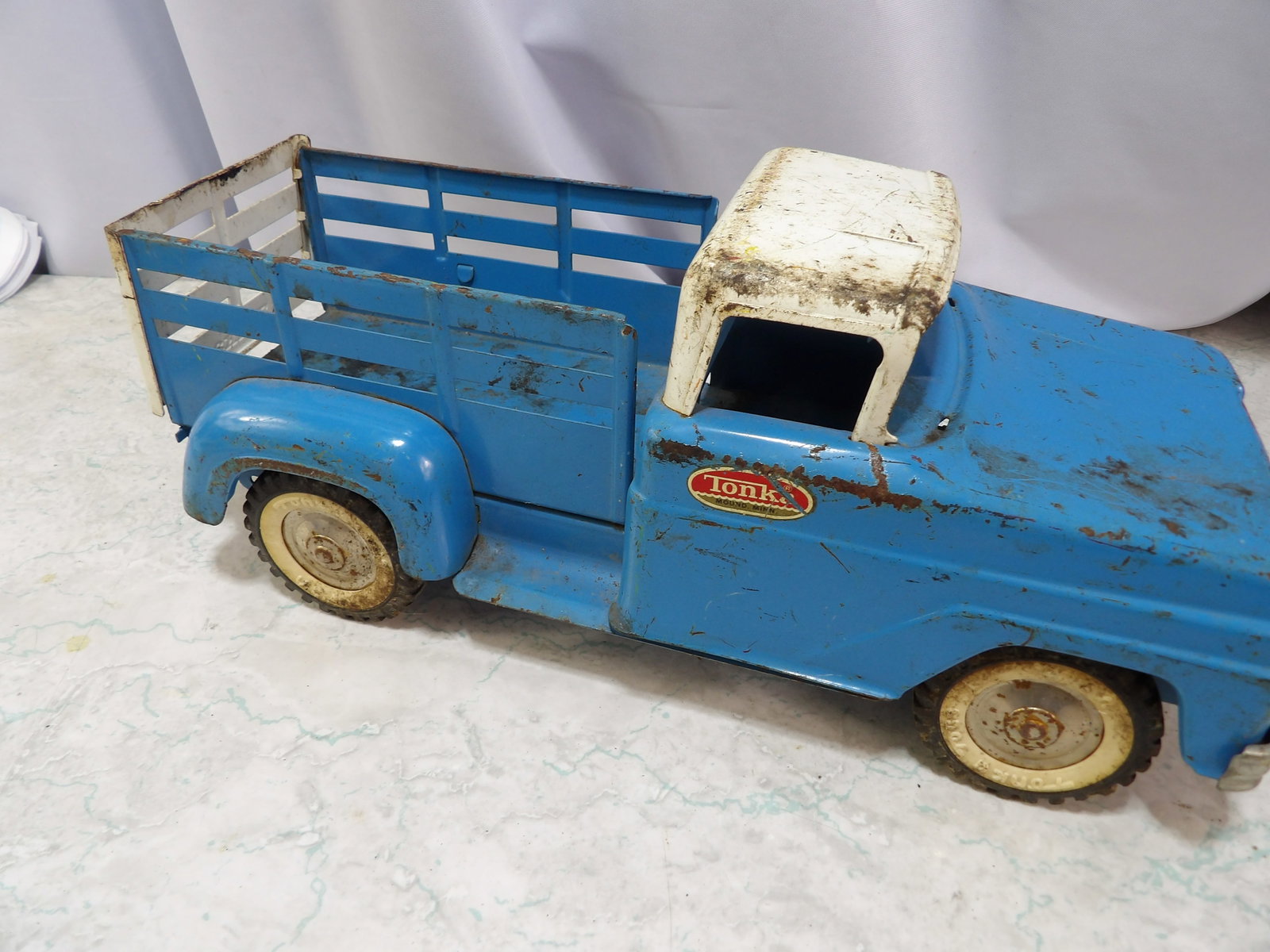 Blue Tonka Pick Up Truck: Vintage Tonka Blue Pick-Up Truck with White Roof and Tailgate. All measurements approximate. Please see photos for condition and details. Selling as is from 04281.
