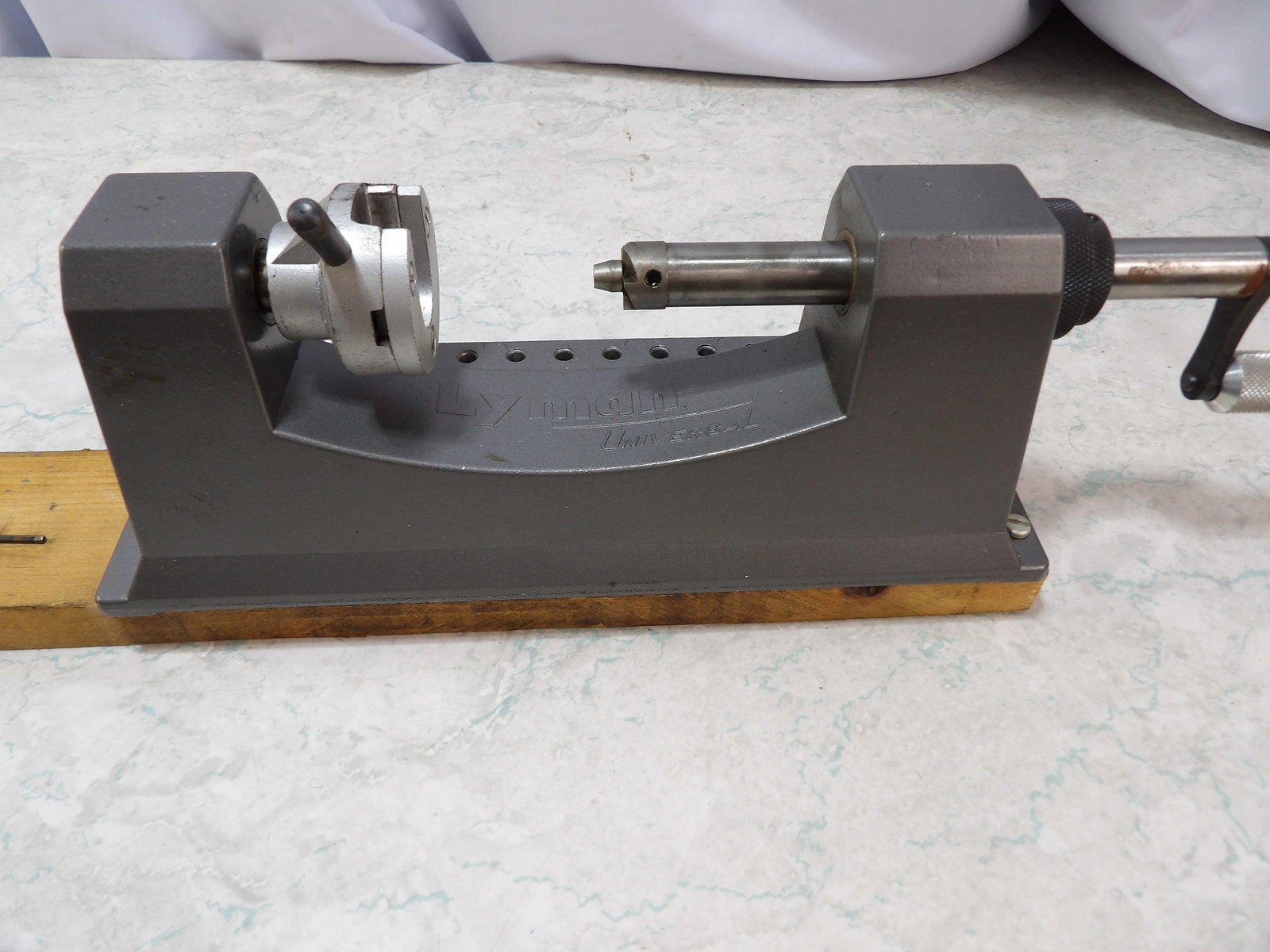 Lyman Universal Bullet Sizing Tool for Reloading: Lyman Universal Bullet Sizing Tool for Reloading. All measurements approximate. Please see photos for condition and details. Selling as is from 04281.