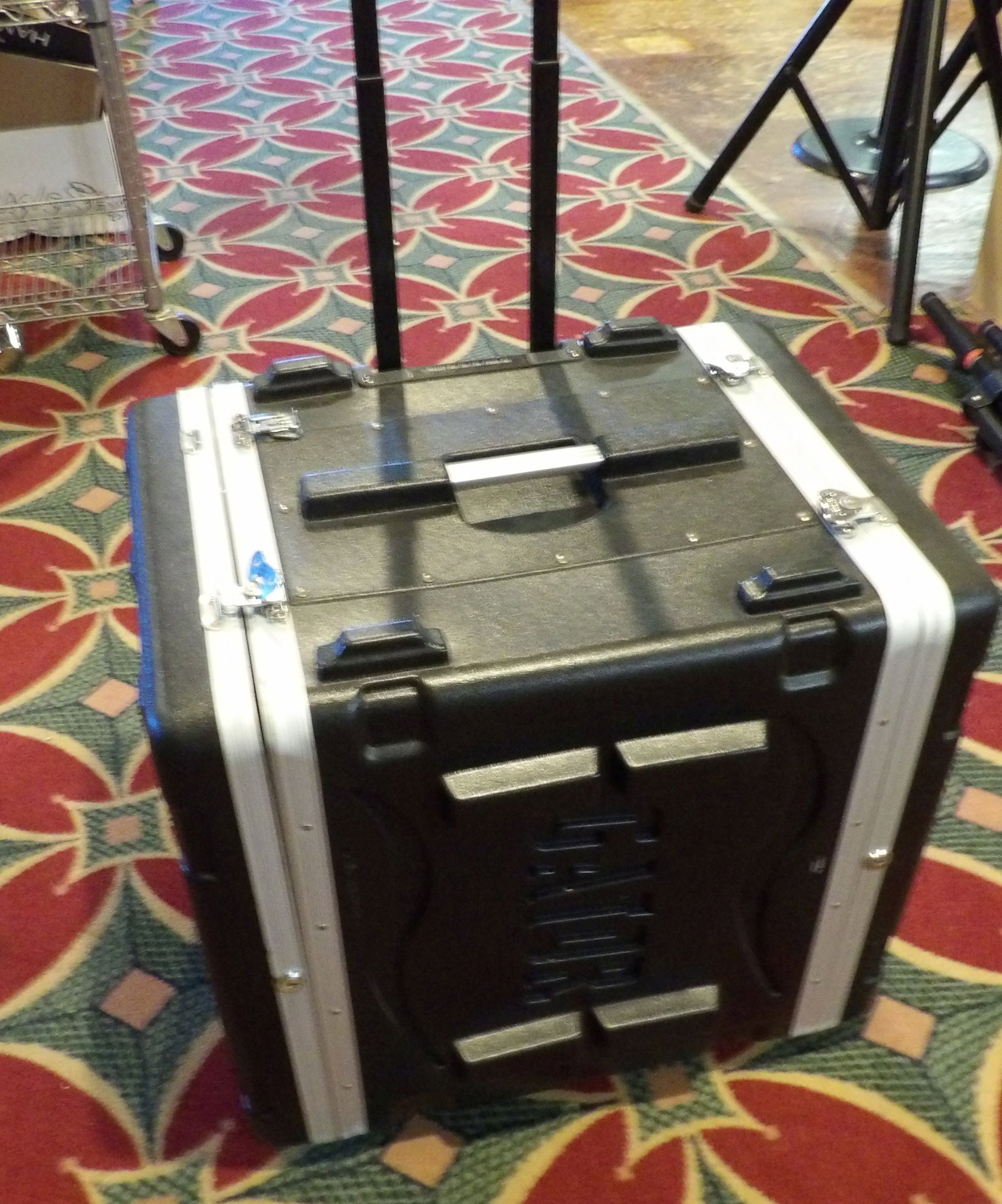 Gator Cases Rolling Rack Case with Retractable Handle: Gator Cases Rolling Lightweight 8V Rack Case with Retractable Handle. All measurements approximate. Please see photos for condition and details. Selling as is from 04281.