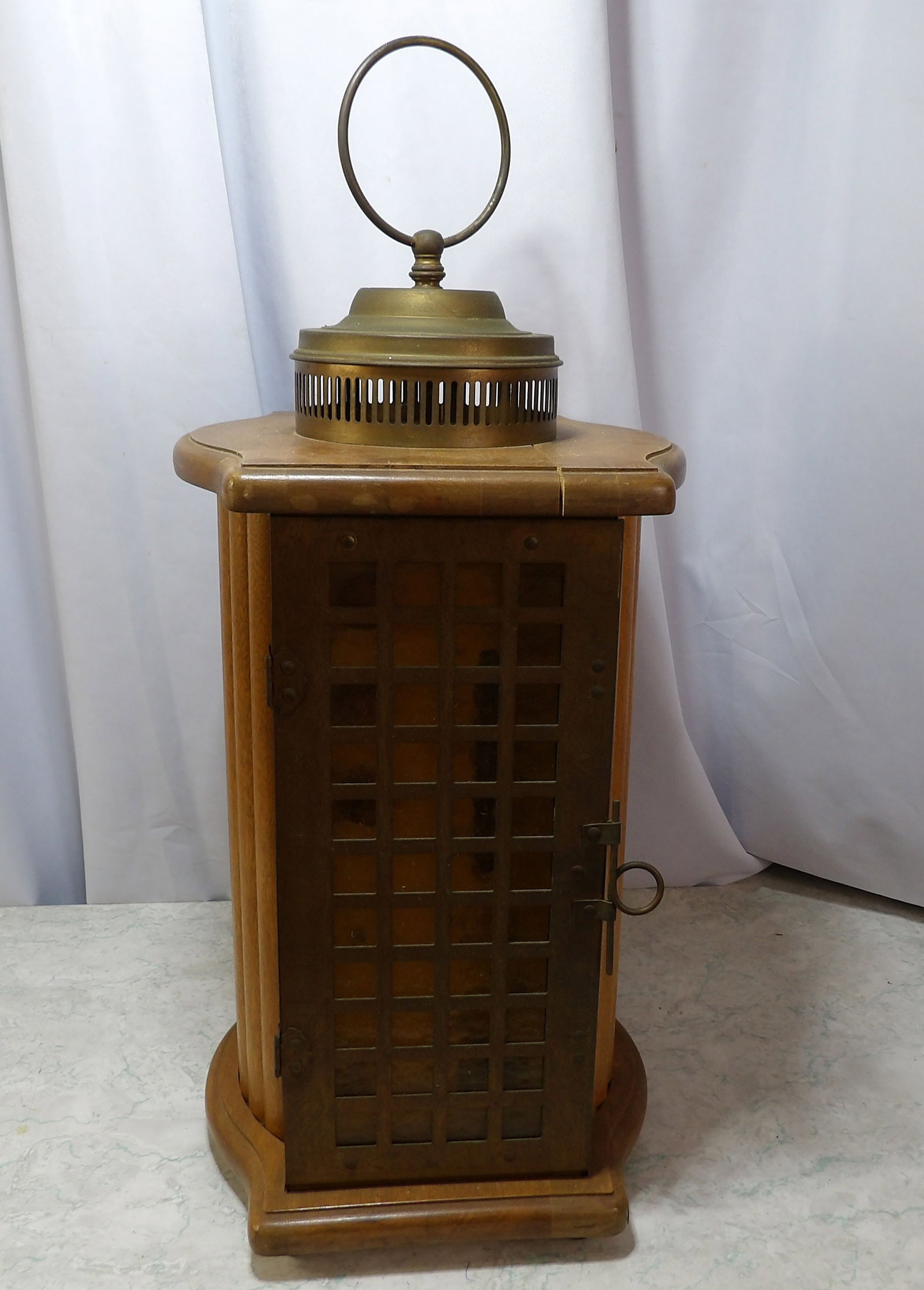 Vintage Tube AM/FM Radio by Guild: Vintage Tube AM/FM Radio by Guild "The Town Crier" with Lantern Style Design. Along with LiveShip (handled by LiveAuctioneers), we also can have a local shipper package and ship your purchases. Just