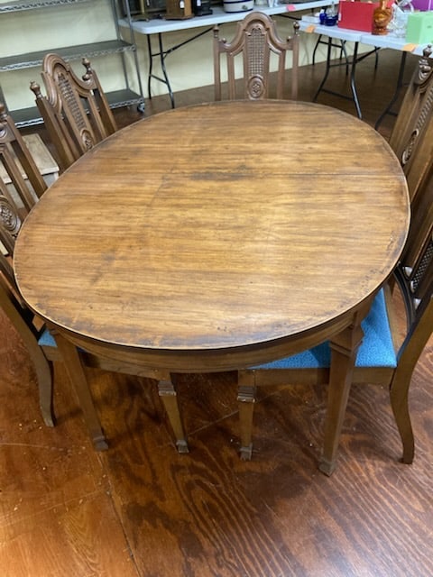 Mid Century Oval Walnut Table and 5 Chairs: Mid Century Oval Walnut Table and 5 Chairs. Table top is 42 x 60. Along with LiveShip (handled by LiveAuctioneers), we also can have a local shipper package and ship your purchases. Just choose buyer