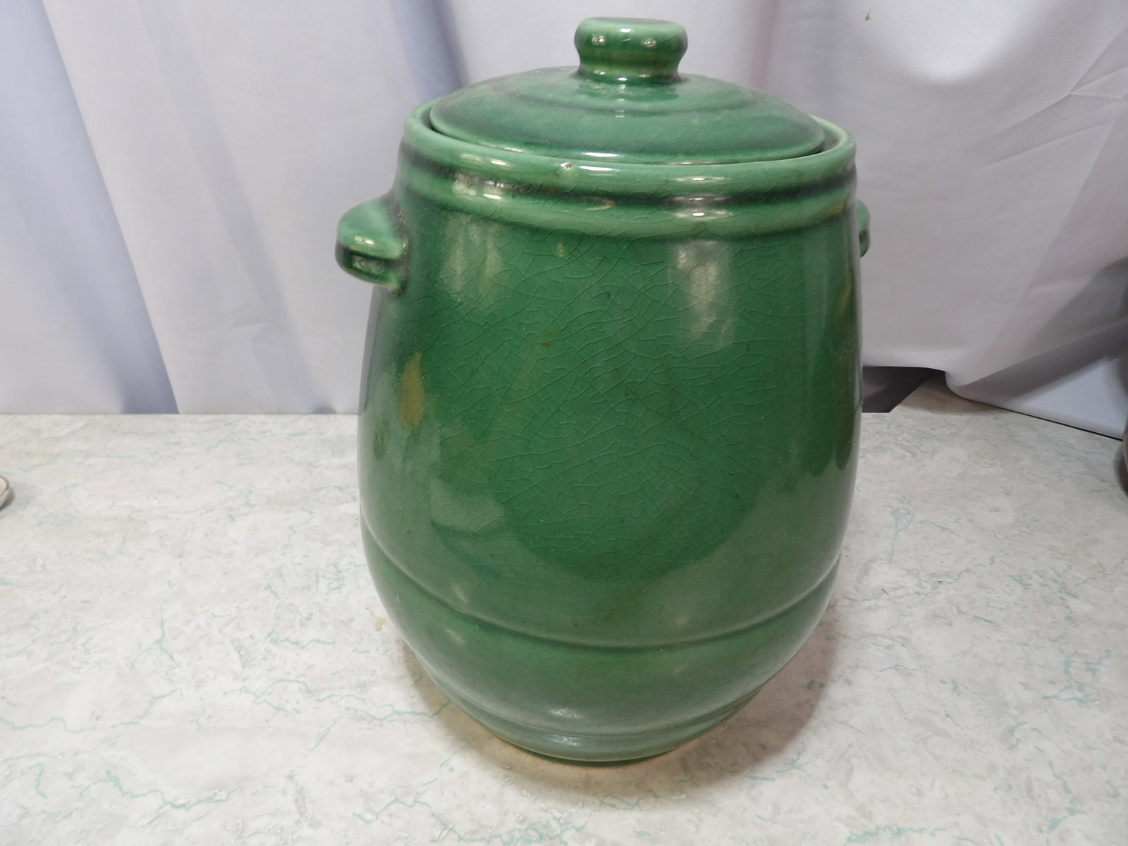 Pfaltzgraff Ceramic Bean Pot or Cookie Jar: Green Glazed Ceramic Lidded Bean Pot or Cookie Jar Vintage Pfaltzgraff Model 493. Along with LiveShip (handled by LiveAuctioneers), we also can have a local shipper package and ship your purchases.