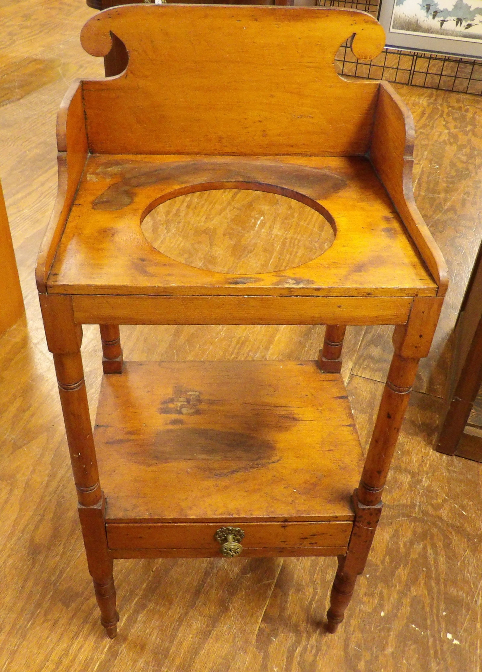 New England Pine Single Drawer Wash Stand: Antique New England Pine Single Drawer Wash Stand. Very Early Piece. Along with LiveShip (handled by LiveAuctioneers), we also can have a local shipper package and ship your purchases. Just choose