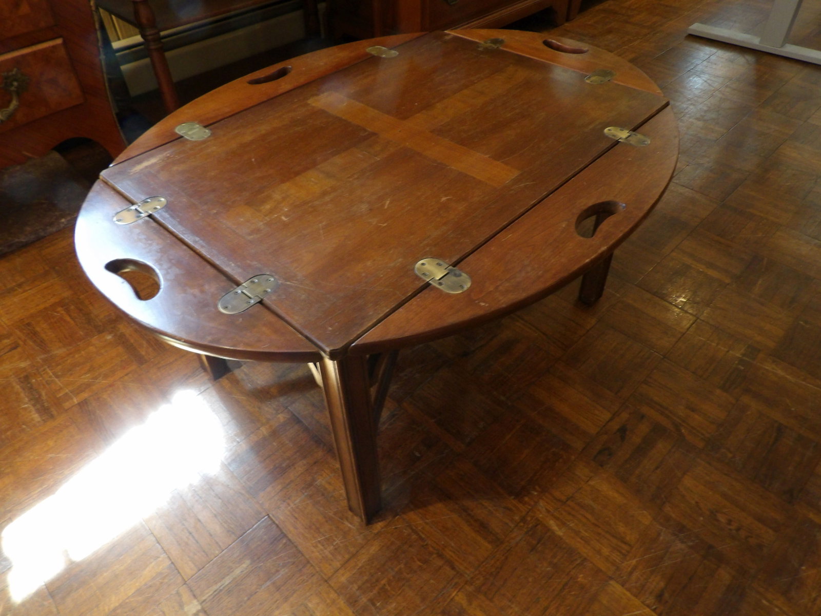Butler's Tray Coffee Table: Vintage Butler's Tray Coffee Table in Chippendale Style. Along with LiveShip (handled by LiveAuctioneers), we also can have a local shipper package and ship your purchases. Just choose buyer arranges
