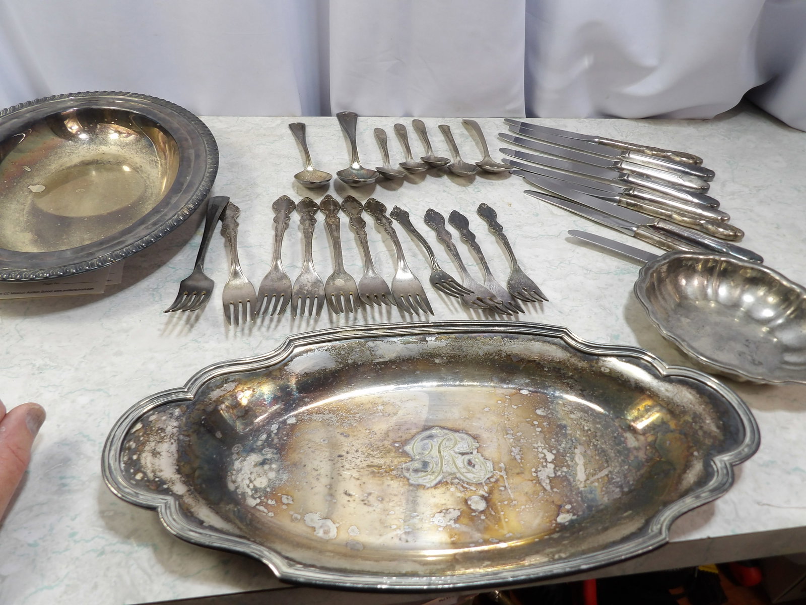 Vintage Silver Plate Flatware Set With Serving Plattes & Bowl: Vintage Silver Plate Flatware Set With Serving Platters & Bowl. Assorted patterns. Along with LiveShip (handled by LiveAuctioneers), we also can have a local shipper package and ship your purchases.