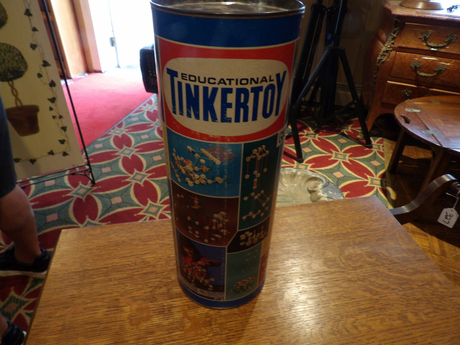 Vintage Original Tinkertoy Giant Engineering Set in Cylindrical Container: Vintage Original Tinkertoy Giant Engineering Set in Cylindrical Container. Complete with all parts and instructions. Along with LiveShip (handled by LiveAuctioneers), we also can have a local shipper