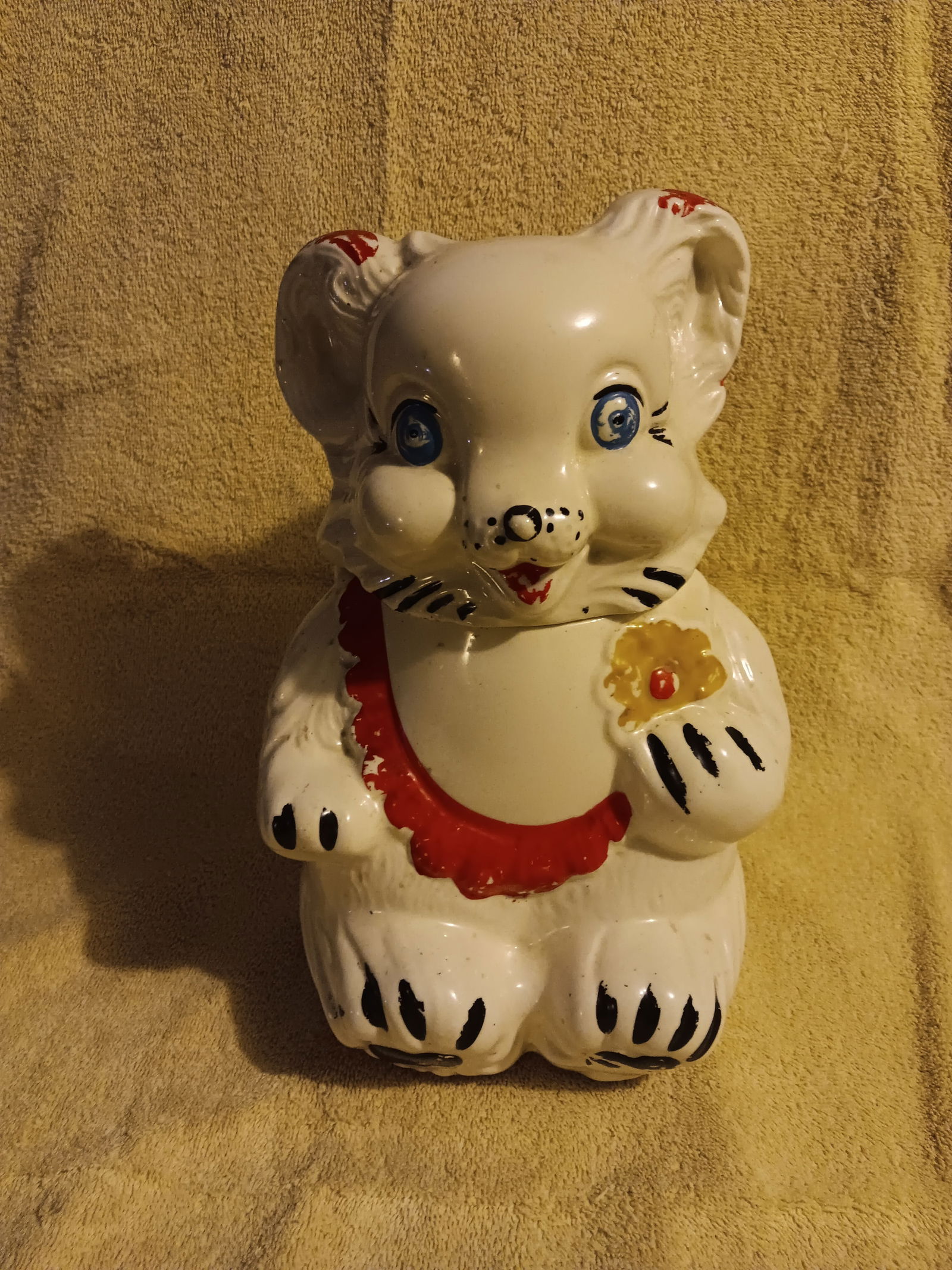 Old Vintage Cookie Jar Bear With Cookie By Royal wear 11 1/2" Tall "I Do In-House Shipping": Up for auction is a cookie jar Bear with a Cookie 11 1/2" tall made by Royal Wear in Los Angeles Calif in the 1950s. The Bear dose not has chips, cracks, hairlines, or crazing. But the Bear dose have