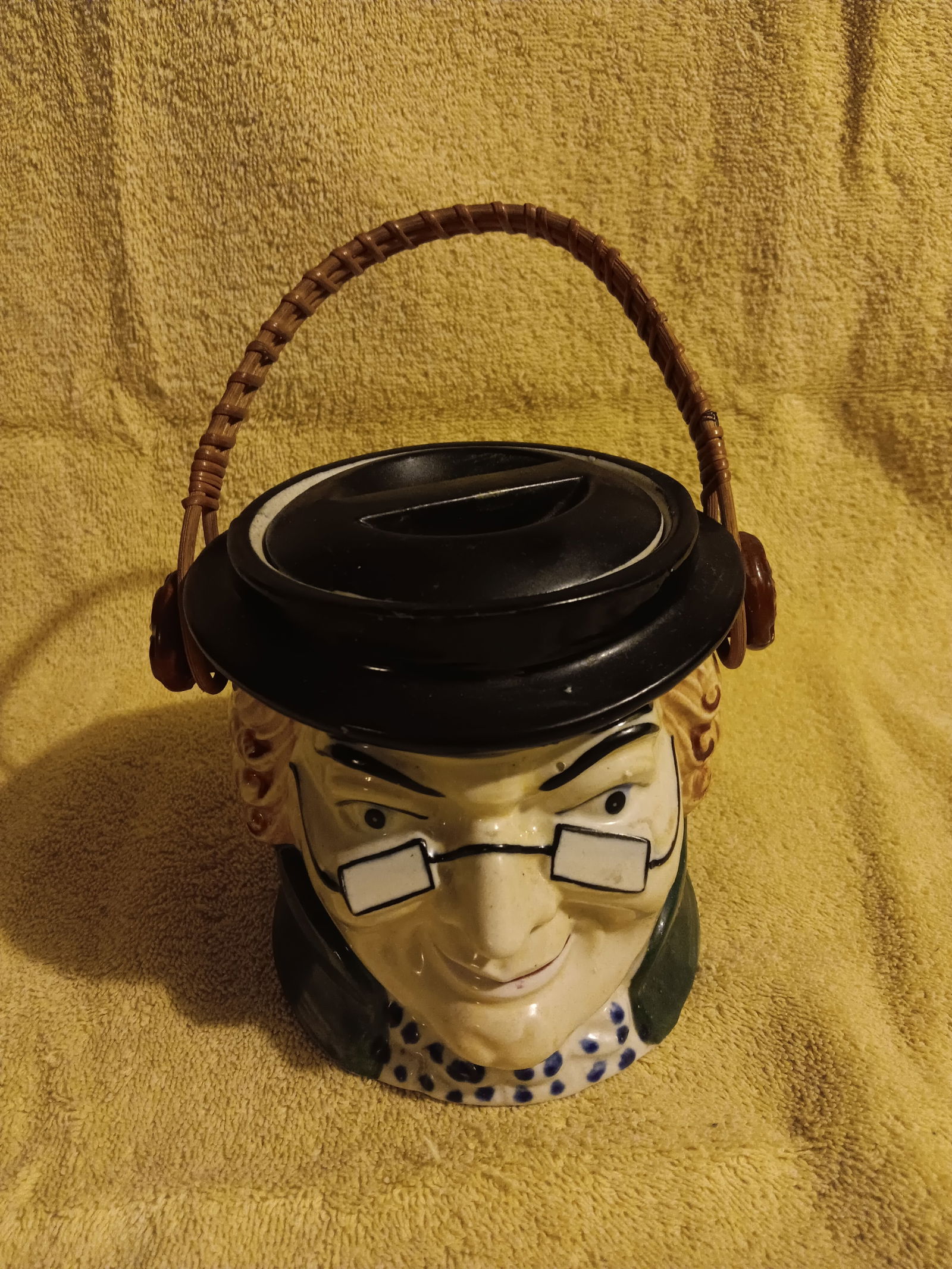 Old Vintage Cookie Jar Colonial Man With Basket Weave Handle 5 1/2" Tall Japan "I Do In-House Shippi: Up for auction is a old vintage cookie jar Colonial Man head jar with a basket weave handle 5 1/2" tall from Japan, The Jar is in great shape no chips. cracks, hairlines, crazing, or fading. But the J