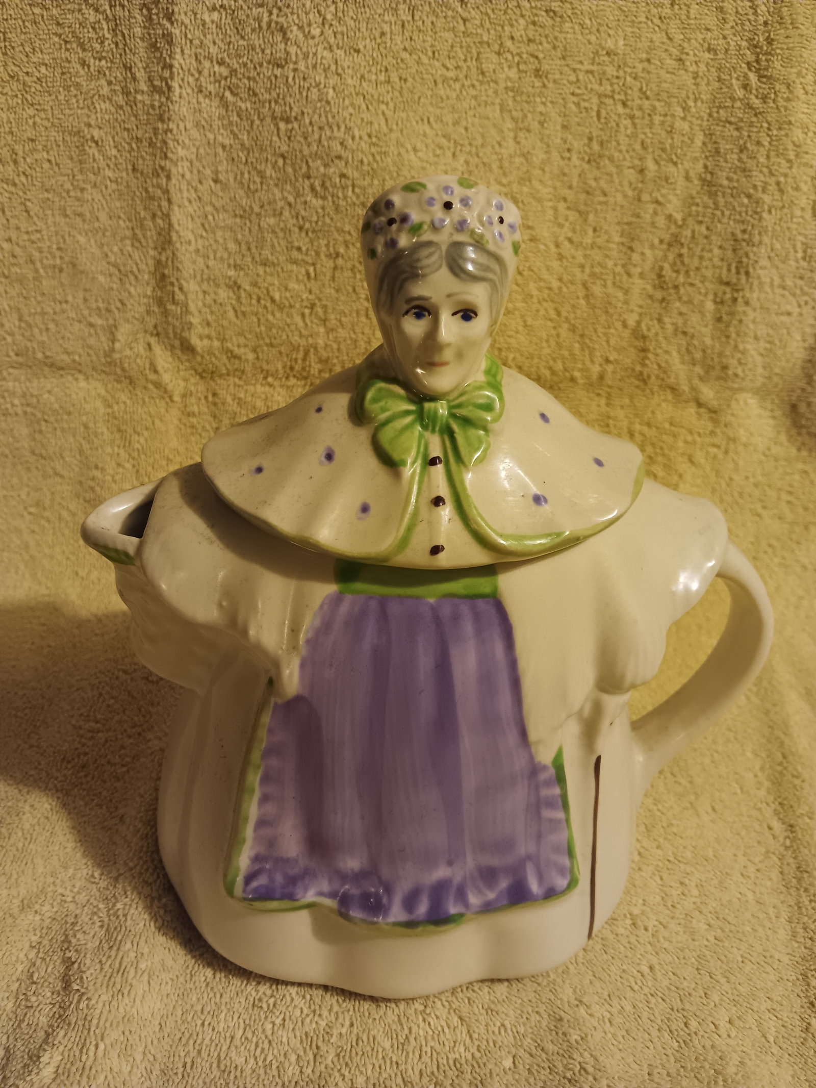 Old Vintage 7 Cup Granny Ann Tea Pot 8 1/4" Tall By Shawnee Pottery Co 1940s "I Do In-House Shipping: Up for auction is a old vintage 7 Cup Granny Ann Tea Pot 8 1/4" tall made by Shawnee Pottery Co in Zanesville Ohio in the 1940s. The Pot is in outstanding shape no chips, cracks, hairlines, crazing, o