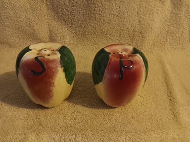 Old Vintage Salt & Pepper Shakers Apples 3 3/4" Tall 1940/50s "I Do In-House Shipping"