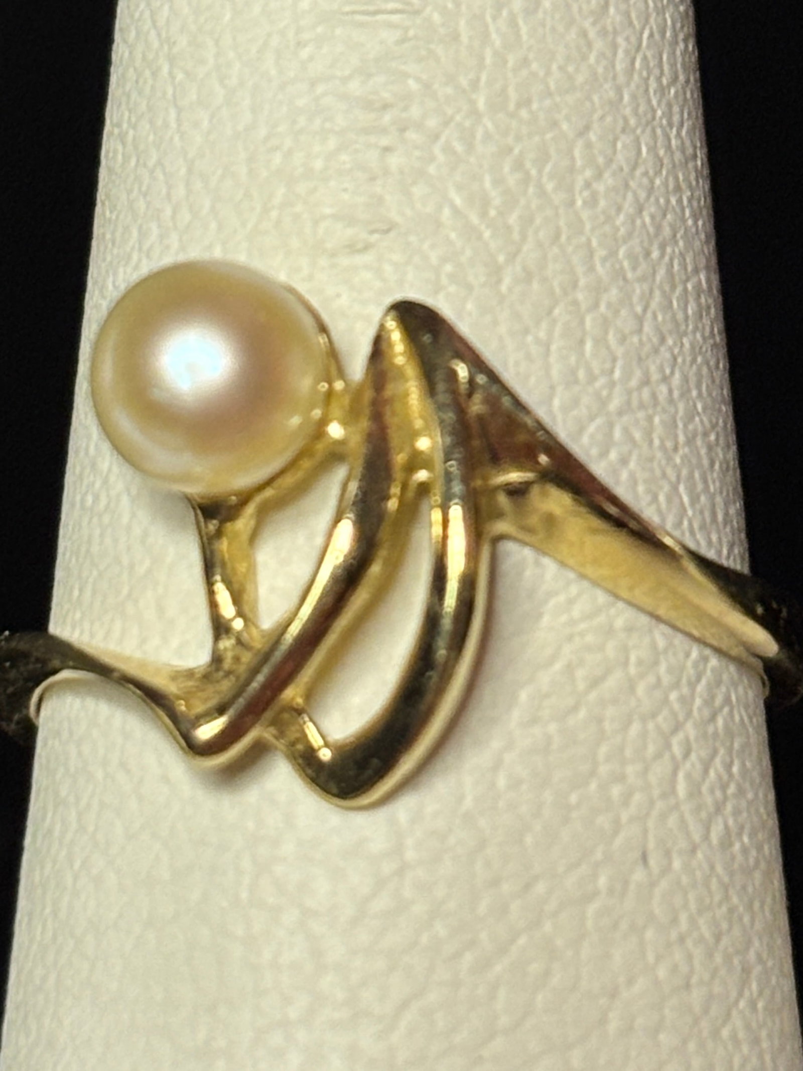 Gold and Pearl rRng: 14k Gold ring with 1 pearl. size 6