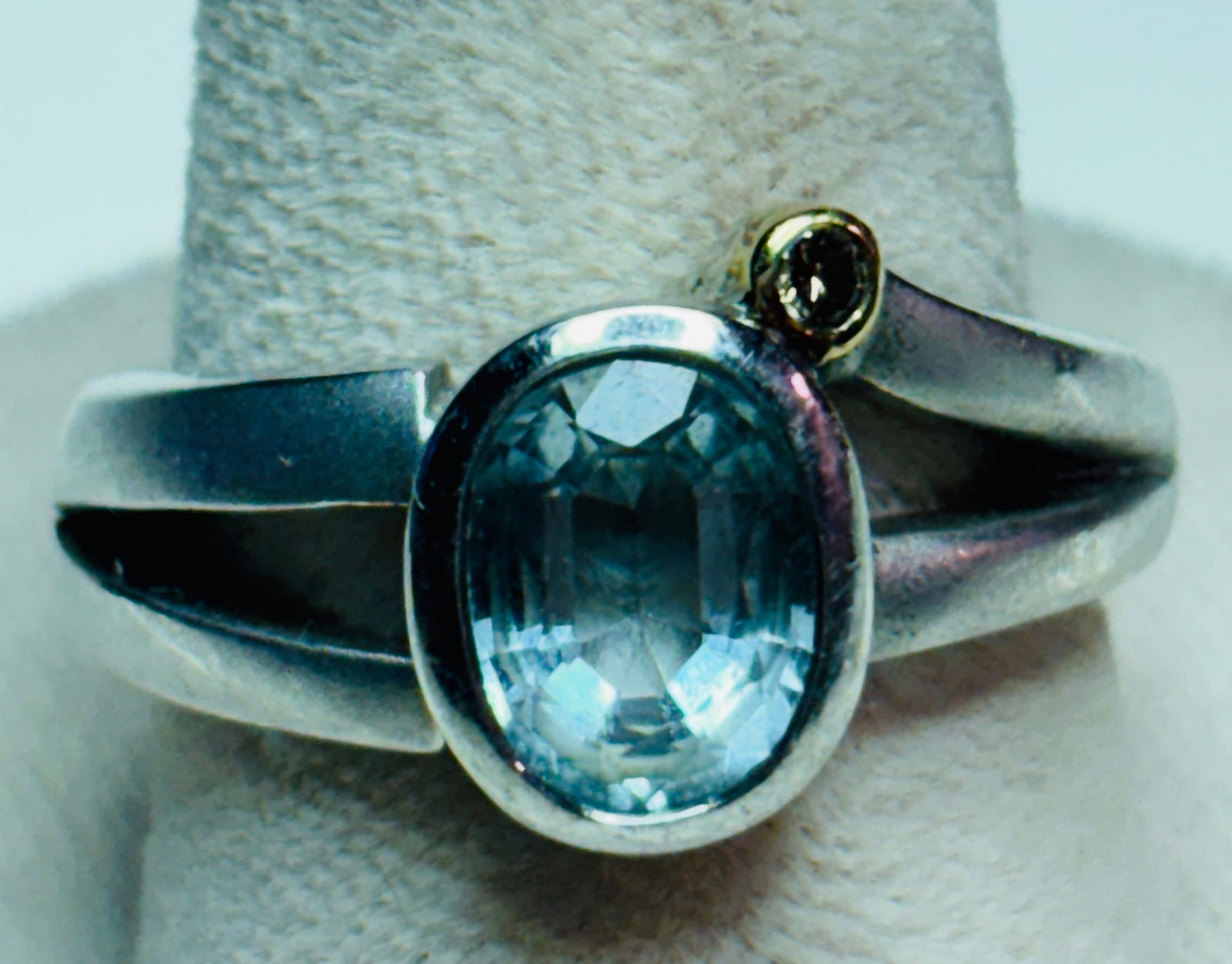 Silver and Gold Ring: 925 with 18k Gold, Topaz w Diamond accent. size 8. 4.8gr