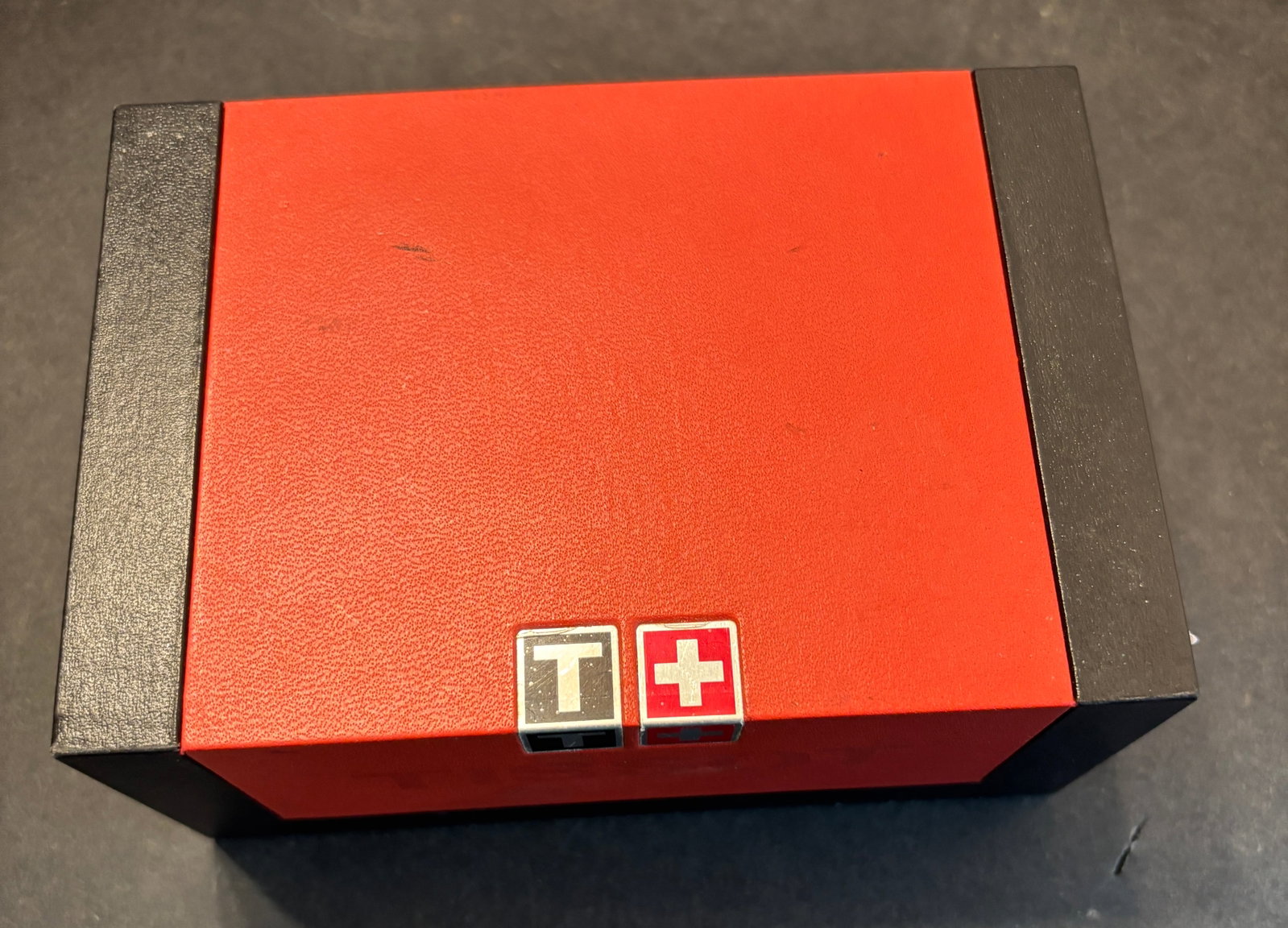 Mens Watch: Tissott 1853 model T461 with box and papers. Needs a battery