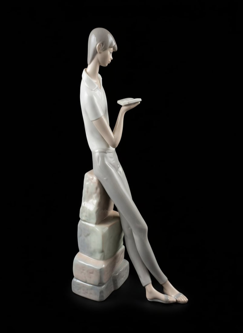 Lladro Porcelain Figurine "The Young Reader" (1 of 4)