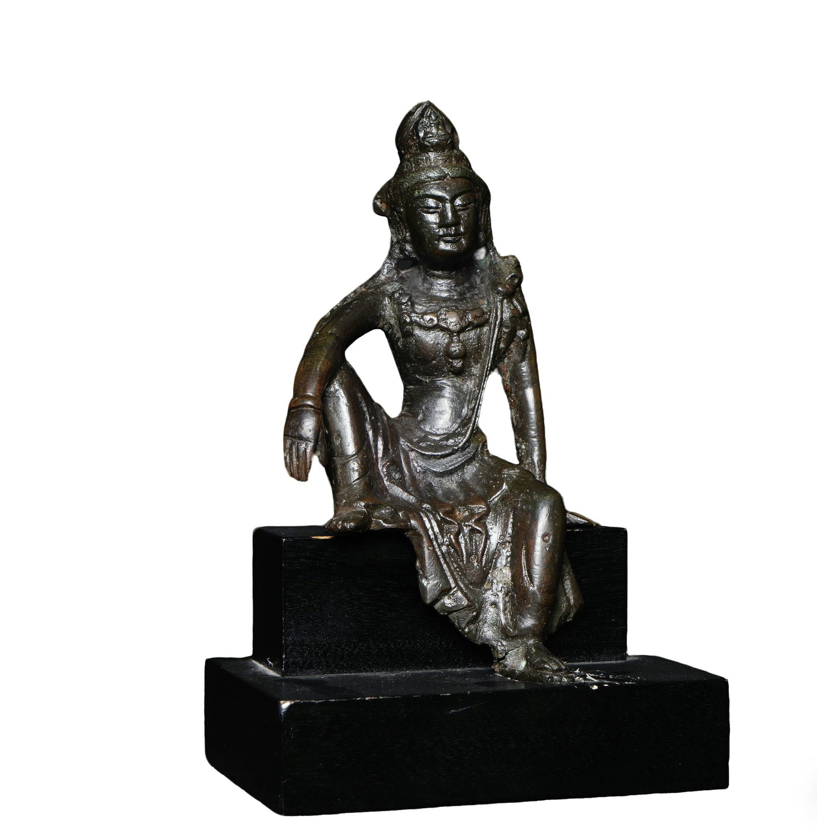 Late Tang-Five Dynasties Period Bronze Statue of Water-Moon Guanyin in Seated Pose: H:13.5cmW:8cm This is a bronze statue of Water-Moon Guanyin in a seated pose, dating from the Late Tang to Five Dynasties period, a rare early Guanyin sculpture. Cast from bronze with a deep, ancient
