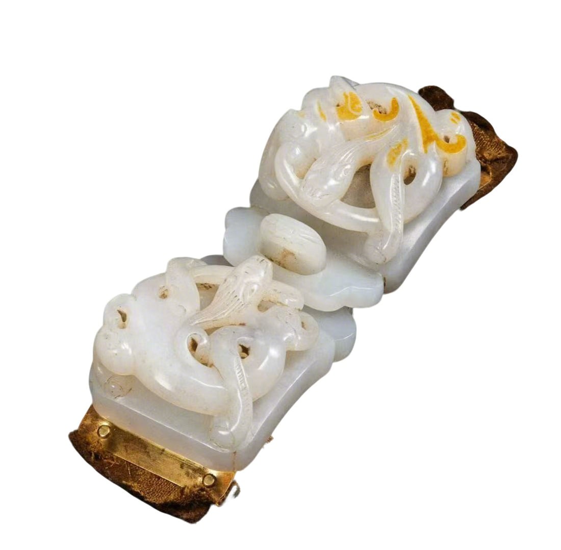 Ming Dynasty White Jade Belt Buckle with Dragon-and-Cloud Patterns (Set with Gilt Fittings): L:10.3cm W:4cm Weight:160g This is a Ming Dynasty white jade belt buckle with dragon-and-cloud patterns, paired with gilt fittings and a damaged leather belt. The buckle is carved from high-quality wh