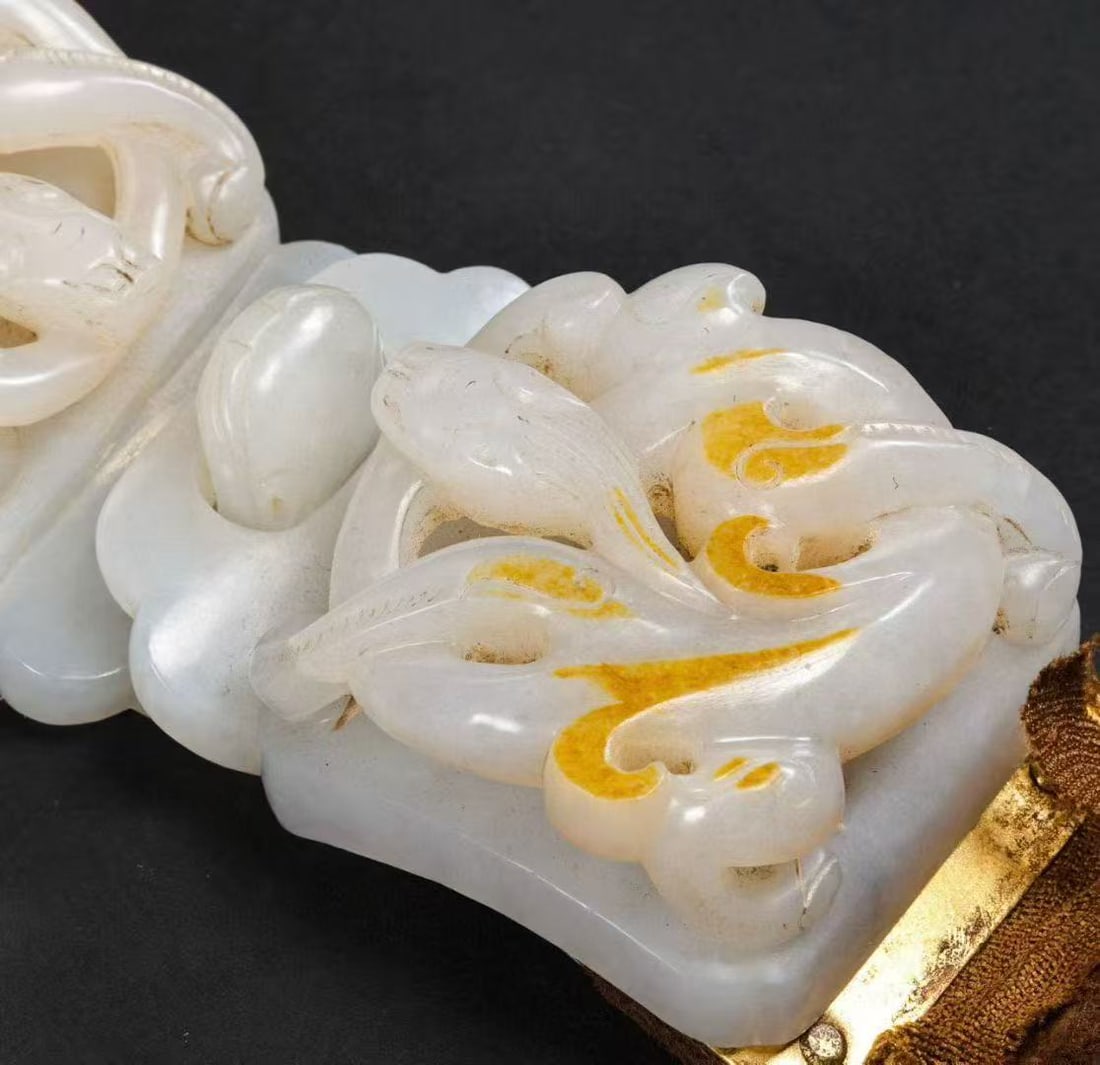 Ming Dynasty White Jade Belt Buckle with Dragon-and-Cloud Patterns (Set with Gilt Fittings) - 3