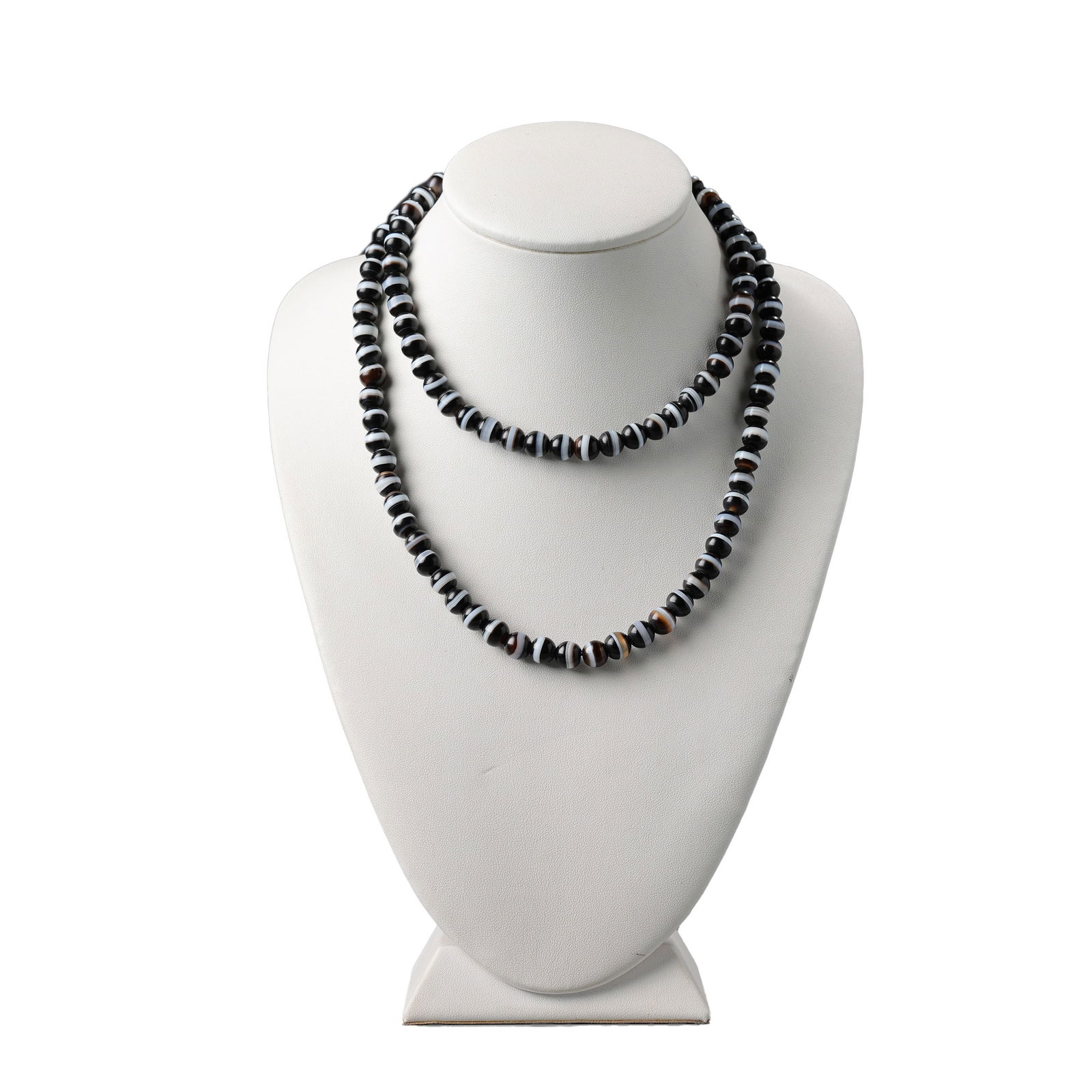 Tibetan 108-Piece Single-Line Agate Rami Medicine Bead Prayer Mala: A traditional Tibetan prayer mala featuring 108 single-line agate rami medicine beads. Used in spiritual practices.Dimensions & Weight: L: 82cm Weight: 77 g.