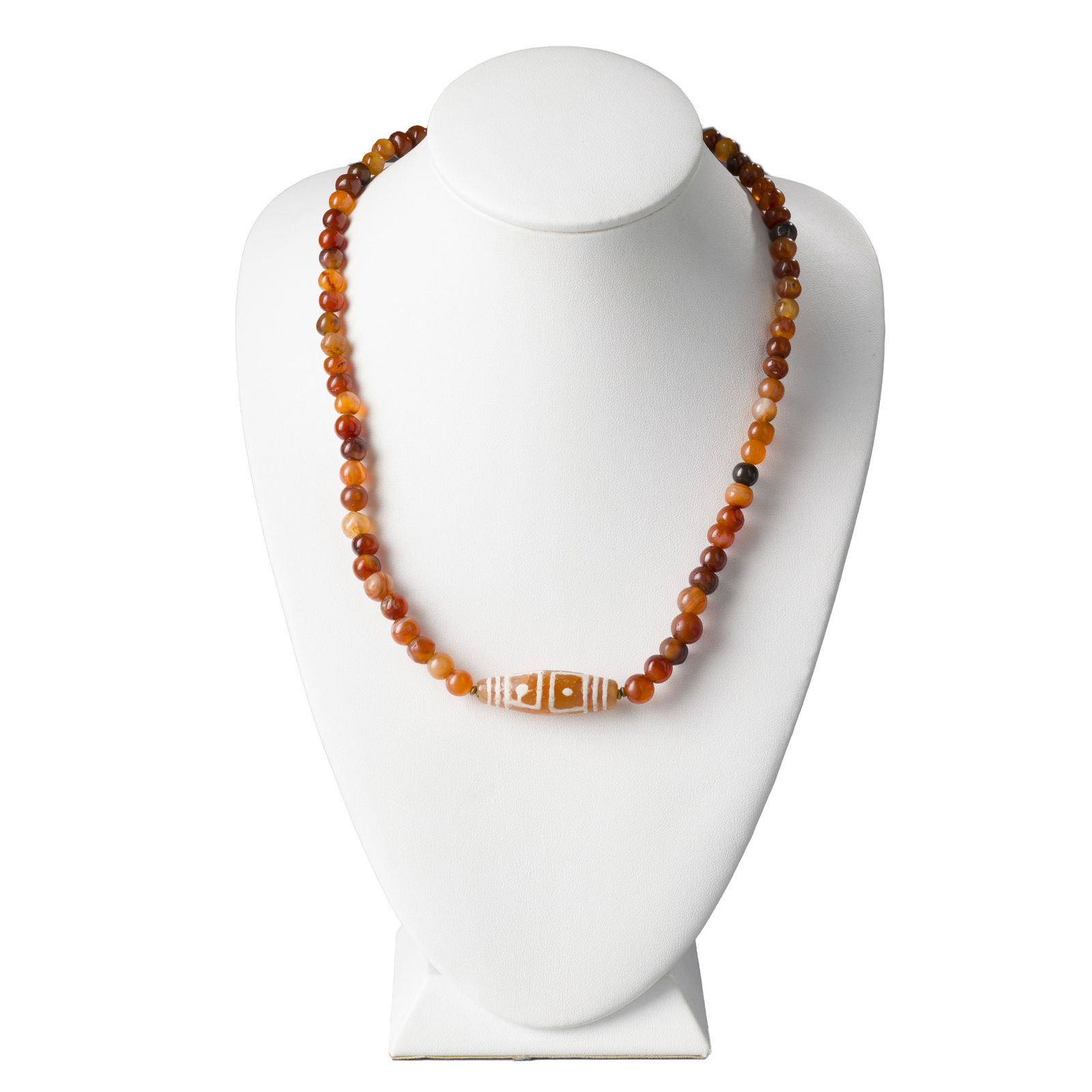 Sino-Tibetan Etched Agate Eyes Dzi Pattern Bead with Carnelian Beads Necklace: A 22-inch Sino-Tibetan necklace featuring an etched agate Dzi pattern bead with distinctive eyes motif, paired with carnelian beads. Weight?46g.