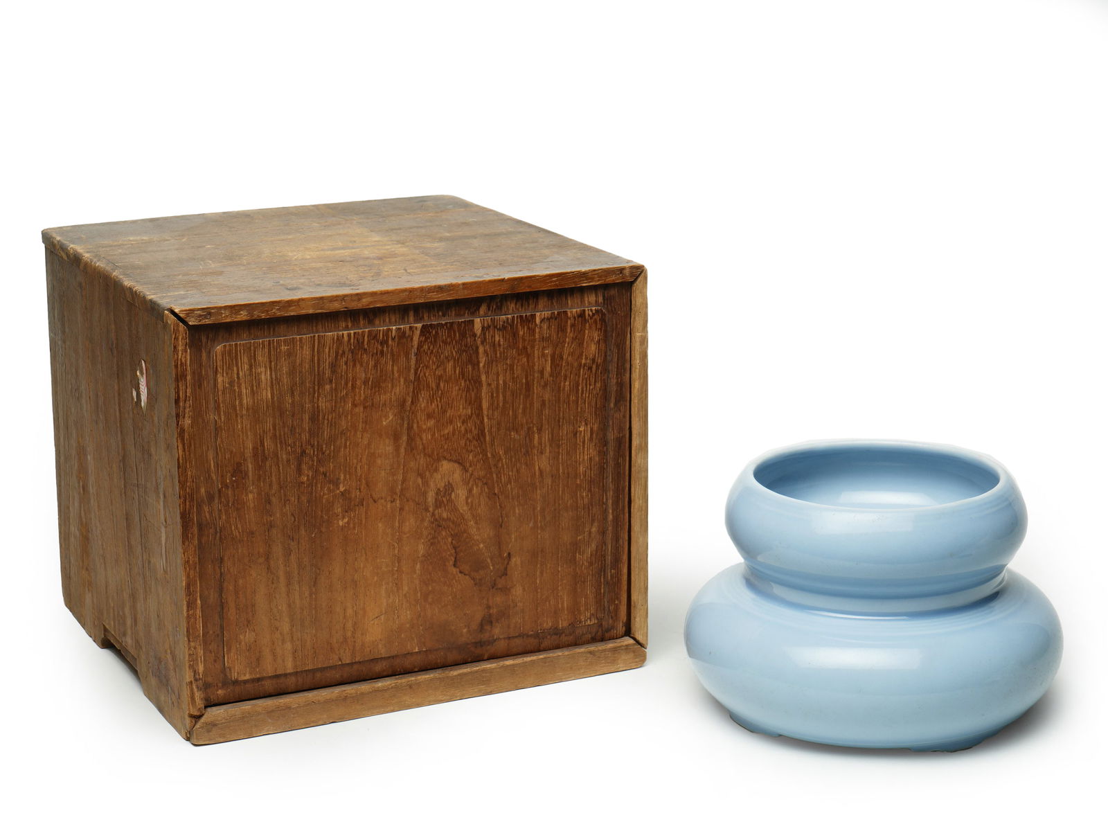 Qing Yongzheng Period Tianqing-Glazed Tripod Censer (with Wooden Box): H:11.5cmW:17.5cm This is a Tianqing-glazed tripod censer from the Yongzheng period of the Qing Dynasty, accompanied by its original old wooden box, a fine monochrome-glazed work of the Qing imperial k