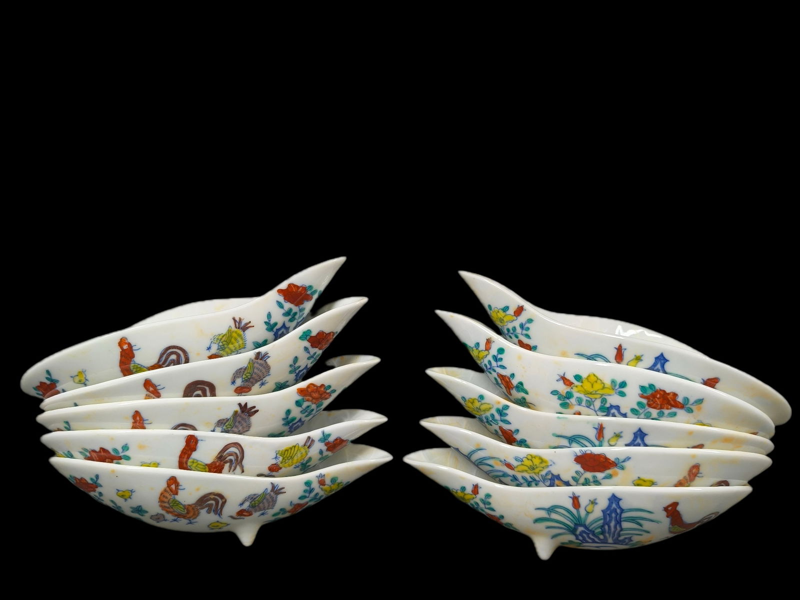 rare tripod teapot with a large chicken pattern and doucai pattern, made during the Chenghua reign