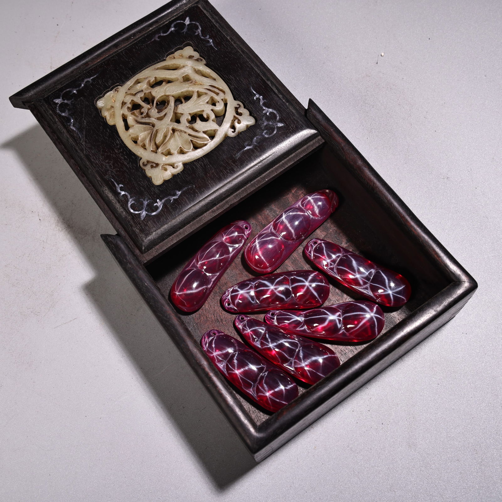Rare Red Star Gemstone Carved String Beans from a Rare Collection: Rare collectible item: a box of red star gemstone-carved string beans, accompanied by an ebony and jade-inlaid box. The beans weigh approximately 25g and are 5.5cm long and 2cm wide. Provenance:From a