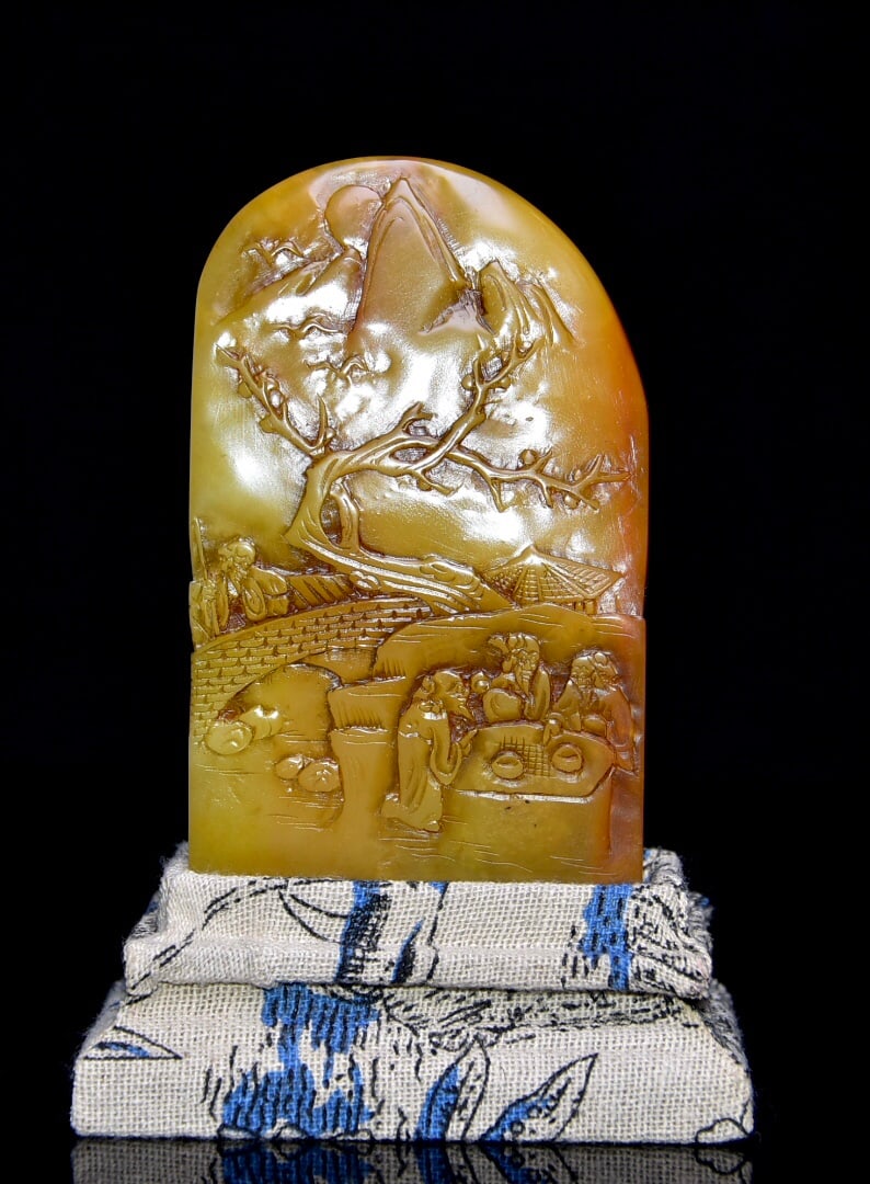 Rare Shoushan stone and Tianhuang stone seals from my old collection: This is a rare Shoushan stone and Tianhuang stone seal, formerly in the collection. The stone is translucent and hard, with exquisite carving, a fine patina, and clearly visible radish-like veins. Eng