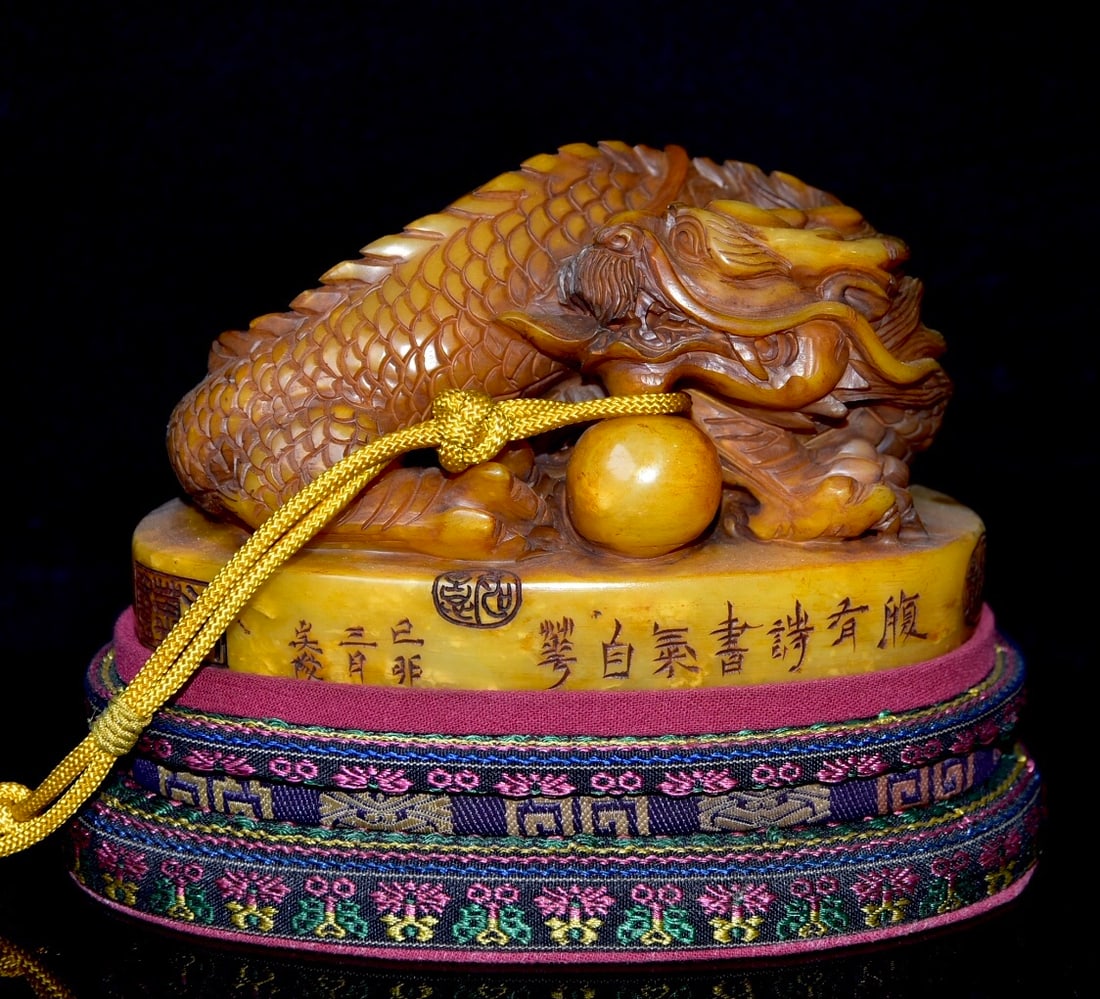 Old Collection of Shoushan Stone and Tianhuang Stone Oval Seals: Old, antique Shoushan Tianhuang stone oval seal, original stone color, purely hand-carved with visible radish-like and blood-like vein patterns. Engraved by Wu Jun. Dimensions: 14.5 x 9 x 13 cm (inclu